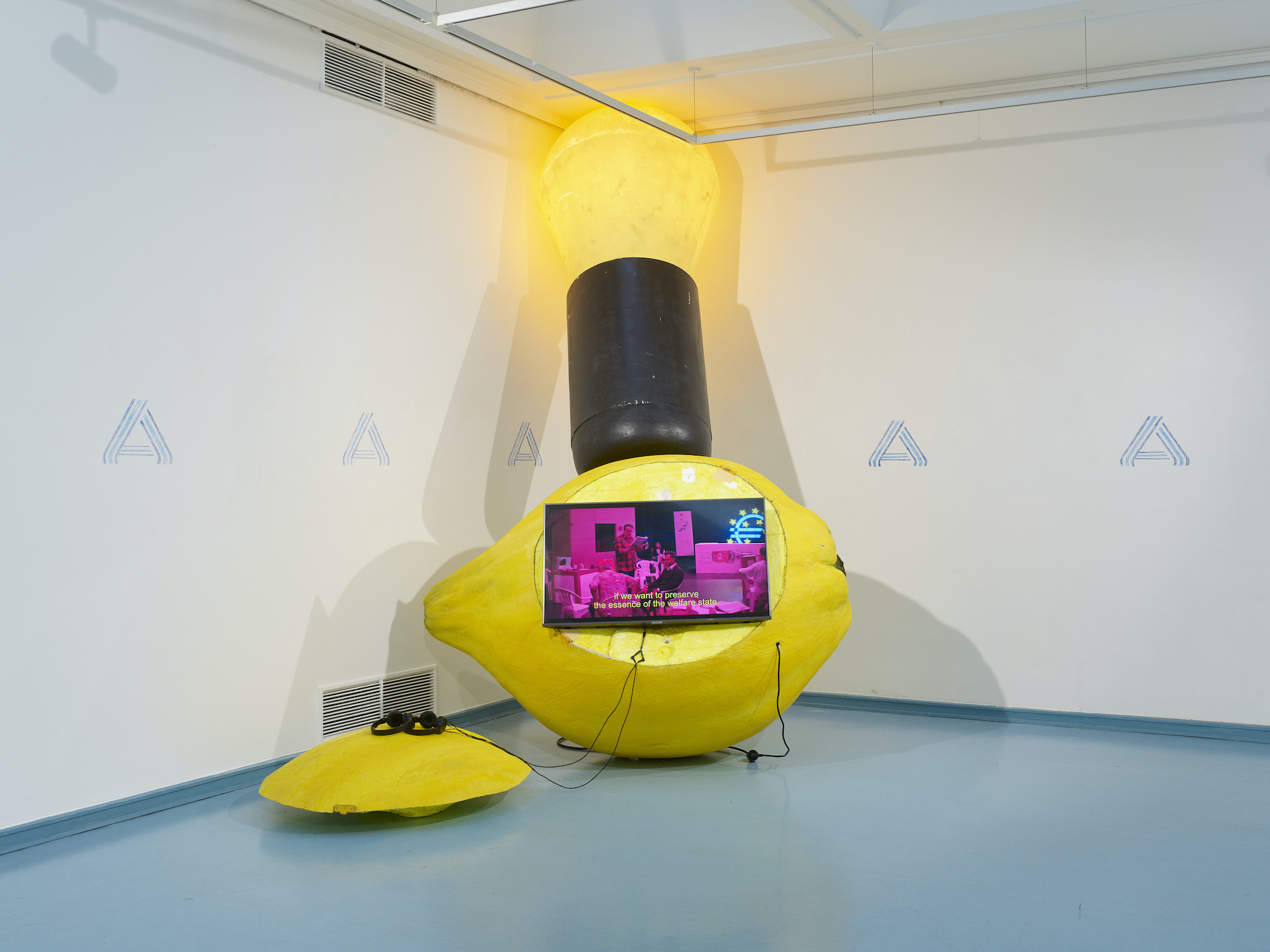 Alex Wissel und Jan Bonny, Capri Batterie, 2018, sculpture, Screen, Video