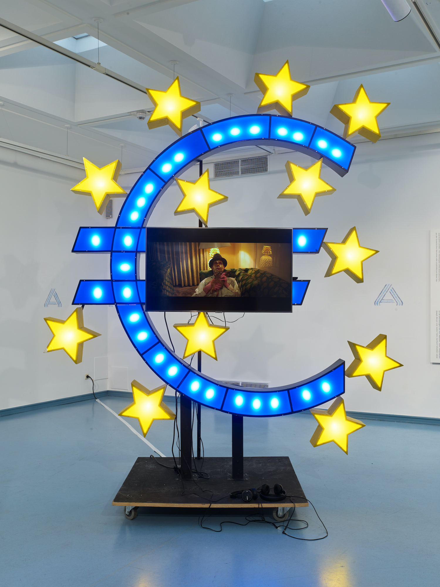 Alex Wissel und Jan Bonny, Eurozeichen, 2018, Fiberboard, acrylic glass, aluminium, Screen, Video, Courtesy Sammlung Kunsthaus NRW Kornelimünster