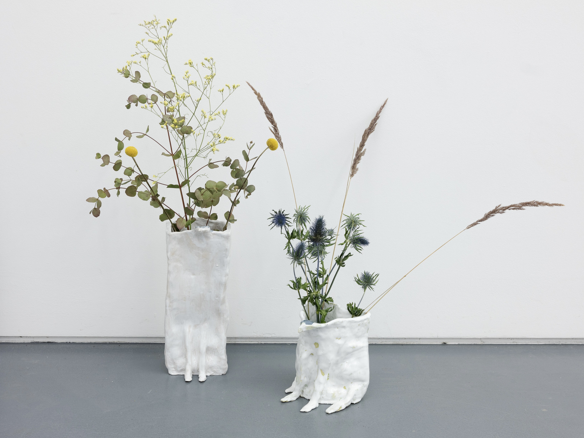 Ani Schulze, Bessere Hälfte I (HBD) & Bessere Hälfte IIIII (HBD), 2023 · Glazed ceramics, grasses, flowers · 38 × 15 × 19 cm & 19,5 × 16 × 21 cm · Unique