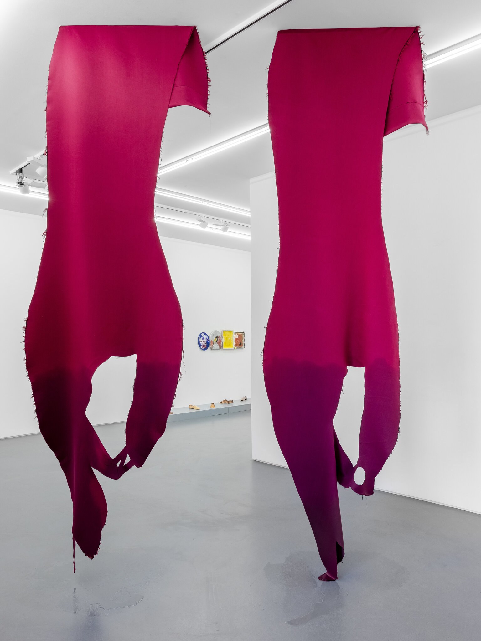 Nele Jäger, Tearing Hands, 2021 · Fabric and water · 365 × 110 cm · Variable heights · Edition 1/1 + 1 AP · Unique