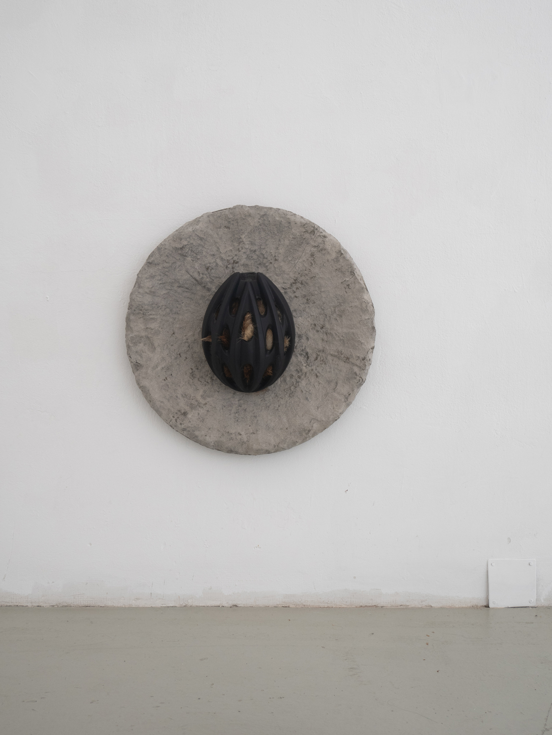 C.Tschurtschenthaler, echo chamber; 64 x 64 x 25 cm; helmet, fox fur, concrete, silica sand, resin, wood; 2024;