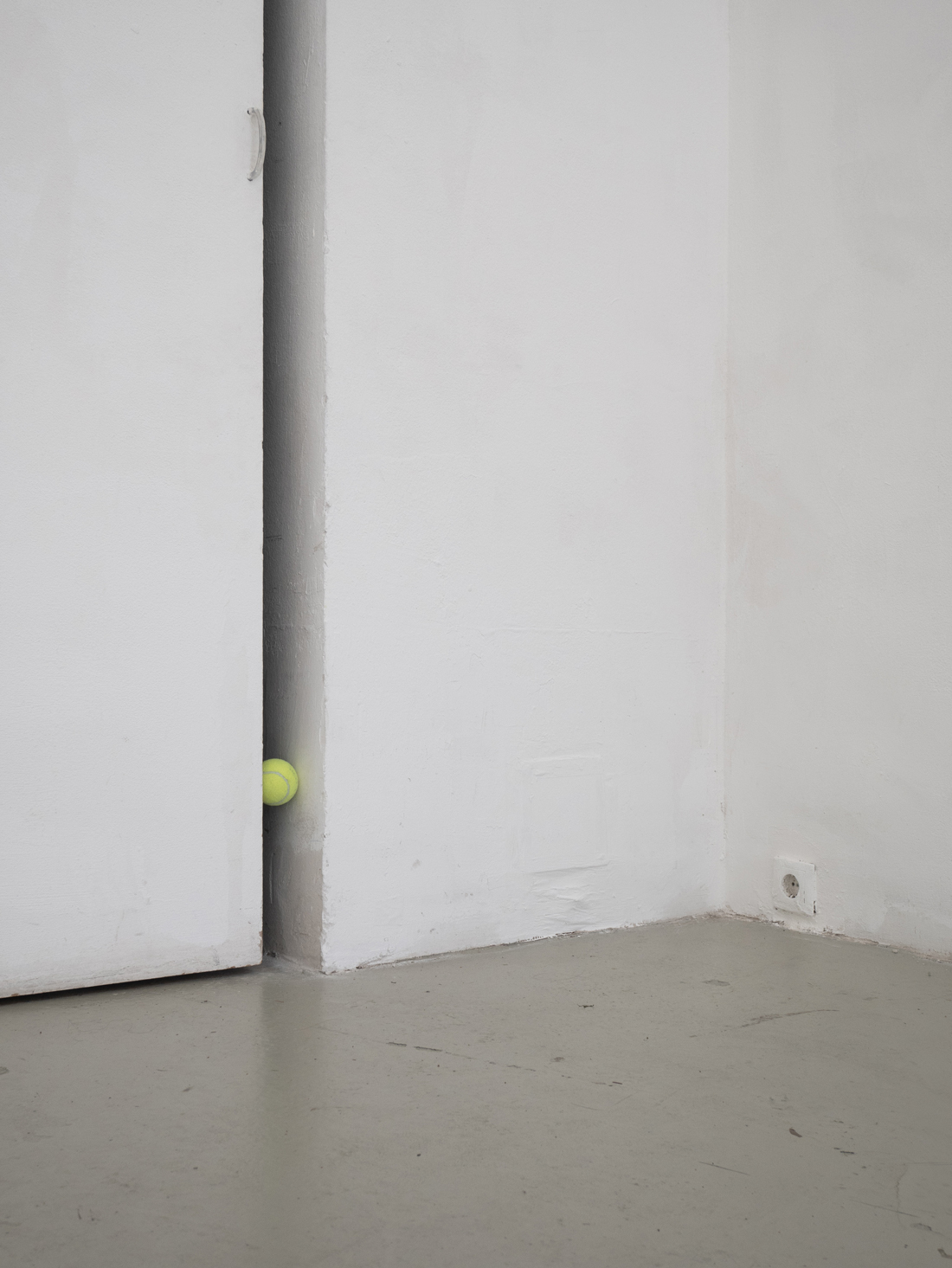 C.Tschurtschenthaler, ghost note; dimensions variable; sound composition (02:01 min.), gallery storage room, door gap, tennis ball, media player, speakers; 2024;