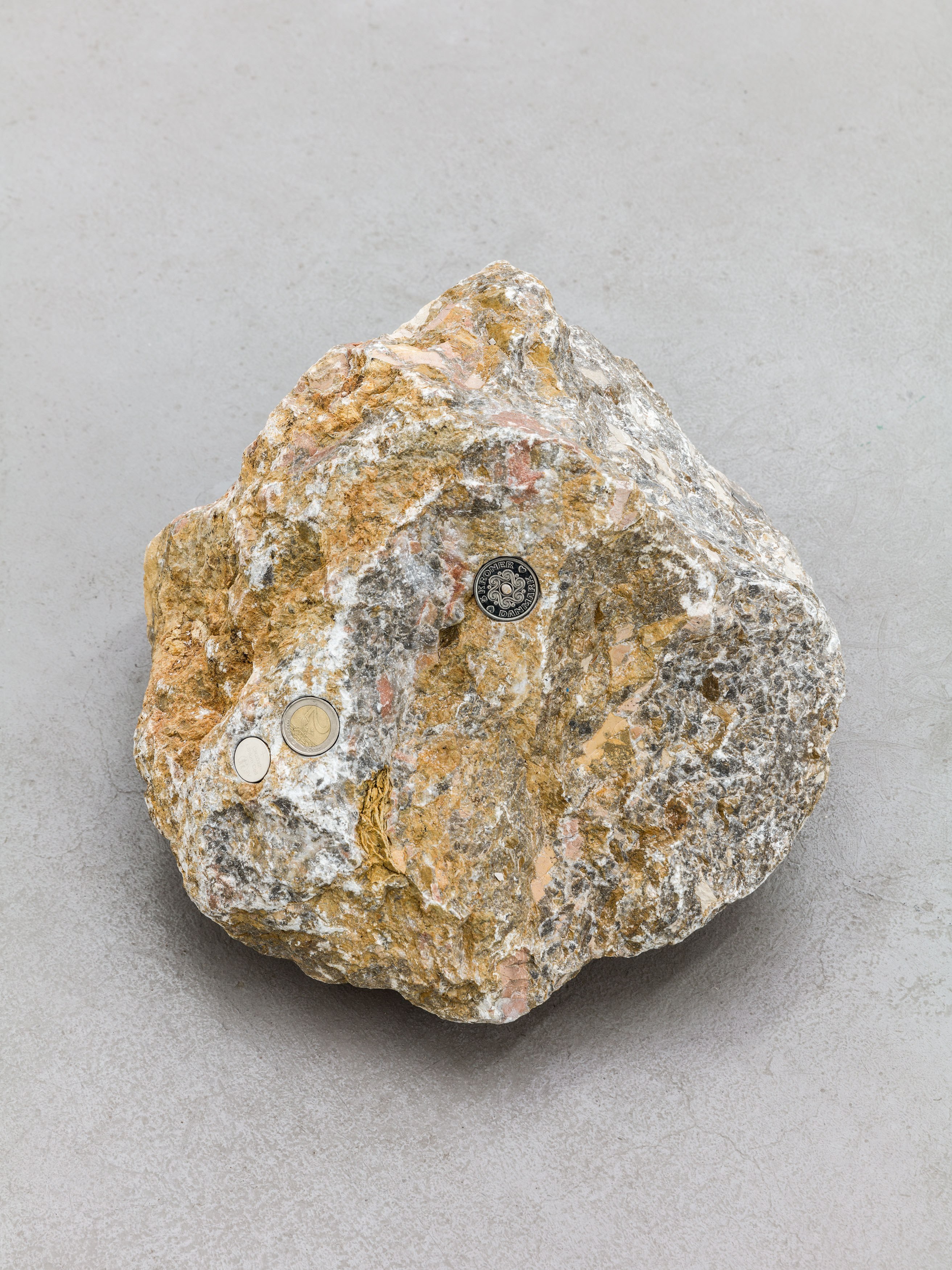 Entanglement, 2023/24; sandstone, coins, batterie, key; 25 x 34 x 34 cm
