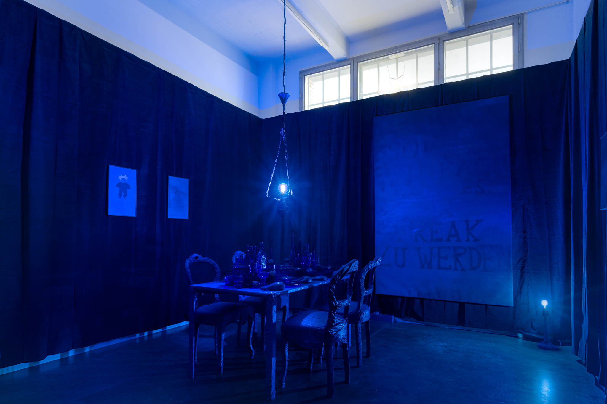Sylvain Gelewski, Spieglein 1, installation, velvet curtains, lacquer on collected furniture wrapped into scrap canvas and textile, lacquer on collected objects and plaster, blue glass, text, sound, perfume, 300 x 450 x 450 cm, Sihl Delta, Zurich, 2024
