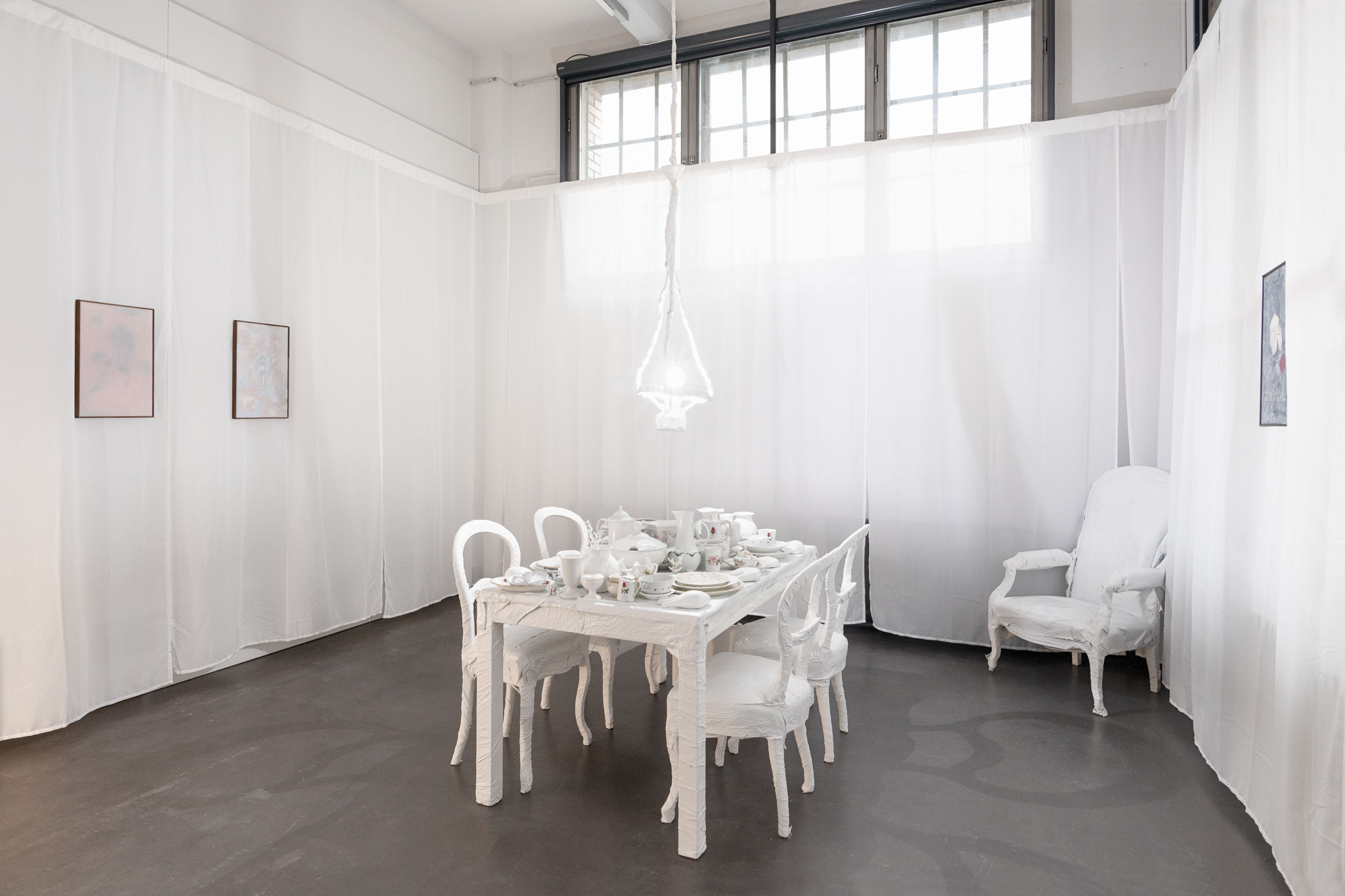 Sylvain Gelewski, Spieglein 2, installation, cotton curtains, lacquer on collected furniture wrapped into scrap canvas and textile, lacquer on collected objects and plaster, porcelain, text, sound, perfume, 300 x 500 x 500 cm, Sihl Delta, Zurich, 2024