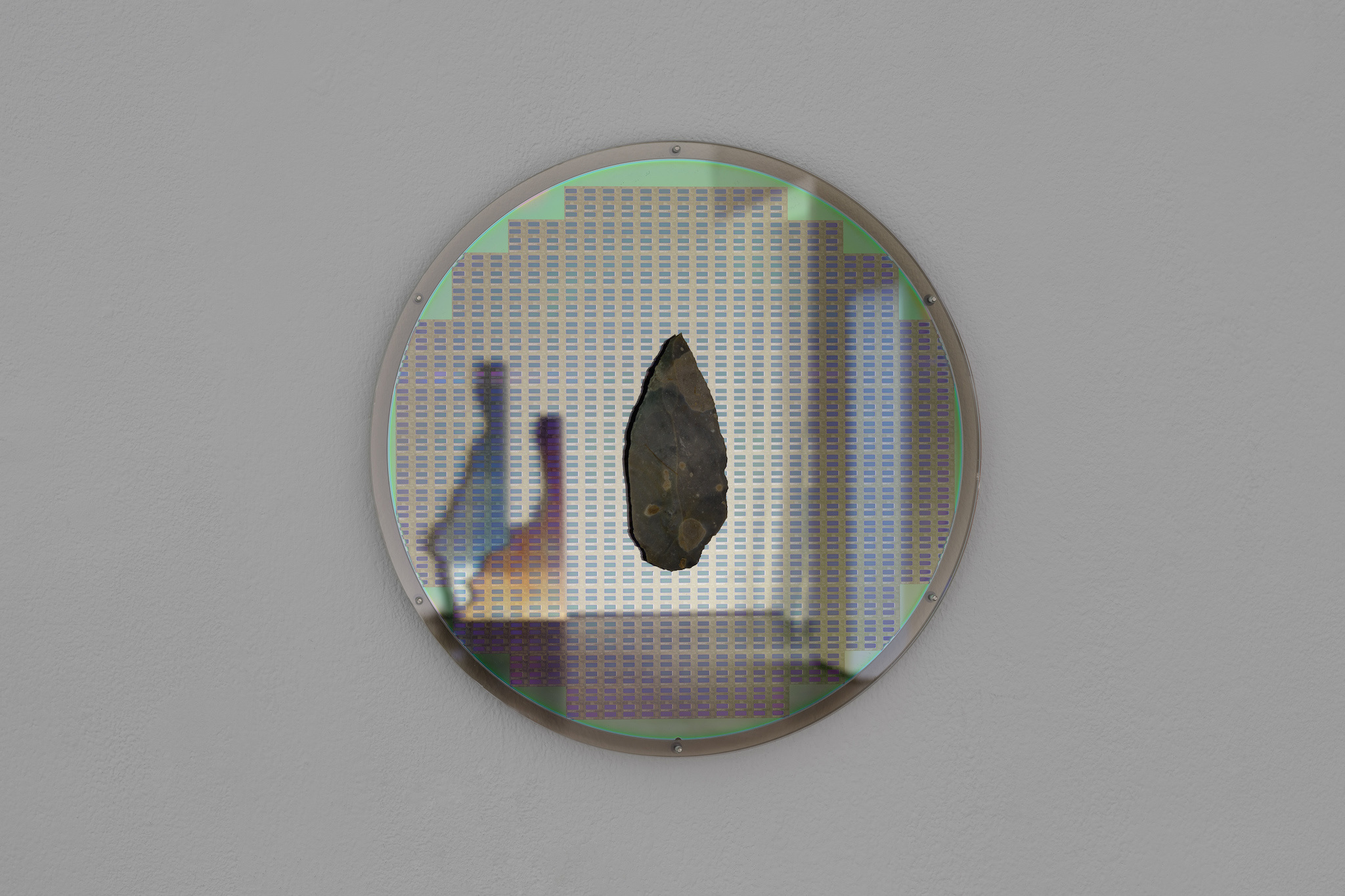 Troika, Evolutionary Composite, 2023, Silicon wafer, flint biface and perspex | Courtesy of max goelitz | Copyright of the artists | Photo: Marjorie Brunet Plaza
