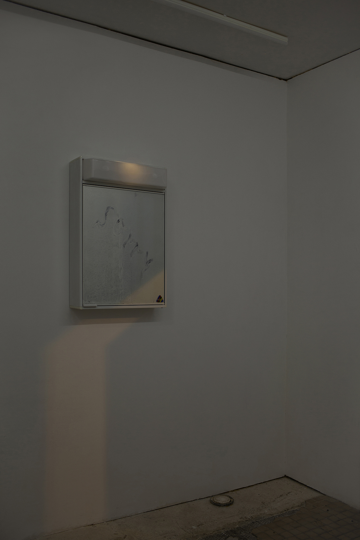 sorry, 2024, readymade, varnish, tag, 70 x 40 x 15 cm