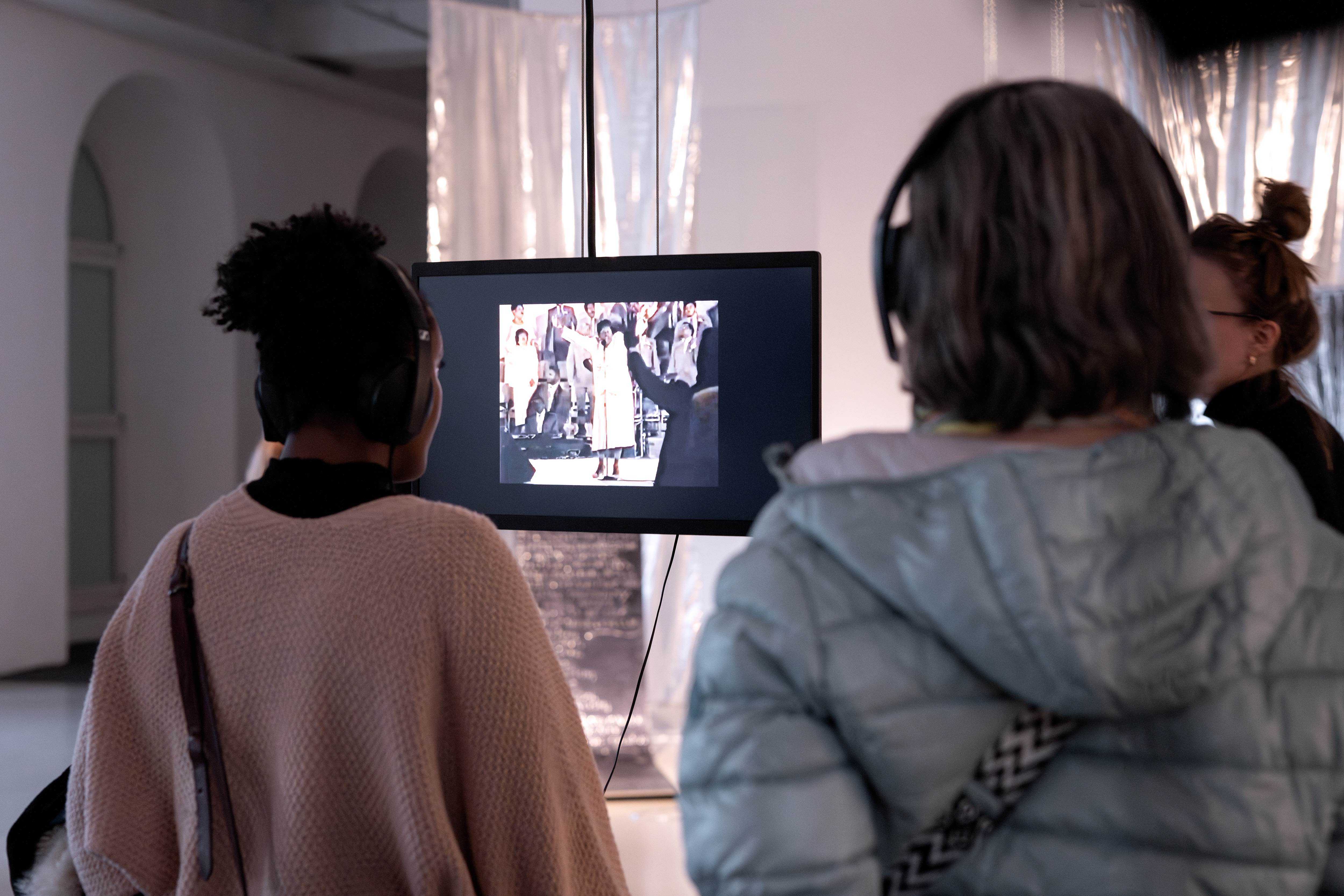 Die Multimedia Installation (un)seen. von Nomaswazi Mthombeni & Violet Nderaisho