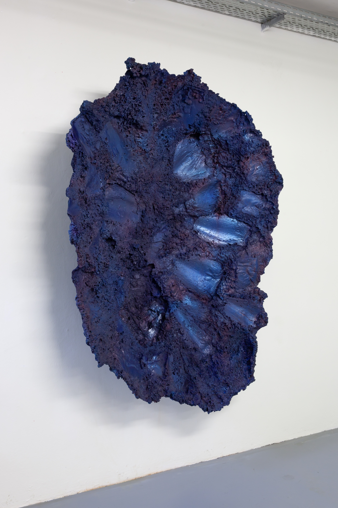 Hugo Canoilas, "Sculptured in darkness", 2022, Jesmonite and epoxy paint and resin, 190x150x39 cm