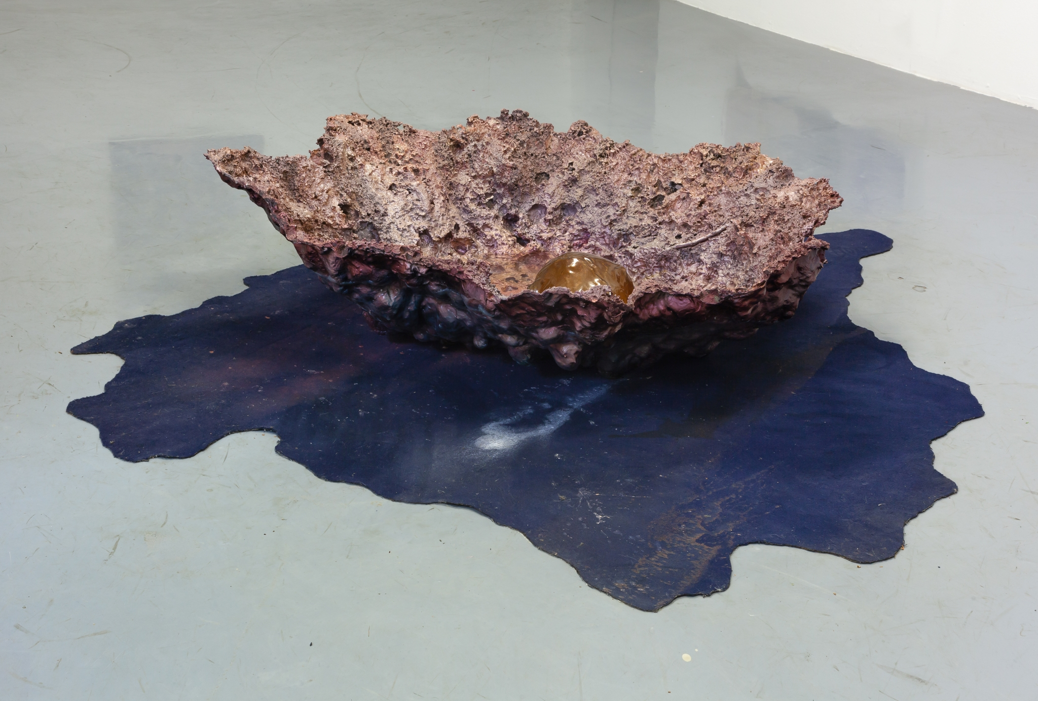 Hugo Canoilas, "Sculptured in darkness", 2022, Jesmonite and epoxy paint and resin/Glass and painted industrial carpet, 40x200x185 cm 