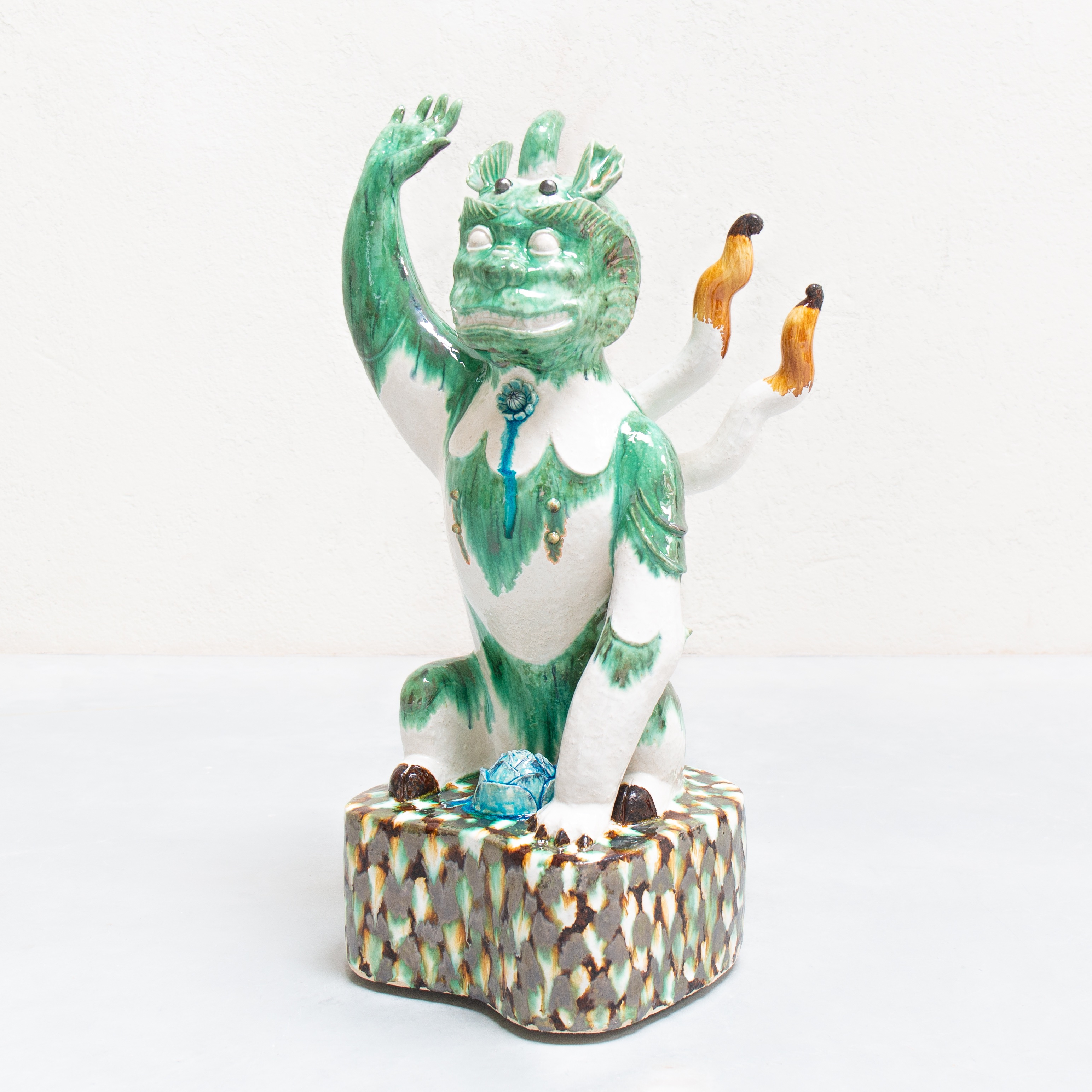 Pei-Hsuan Wang, âAhma Holding Up The Sky With One Handâ (stoneware, glaze and luster; 70 x 40 x 40 cm), 2023.