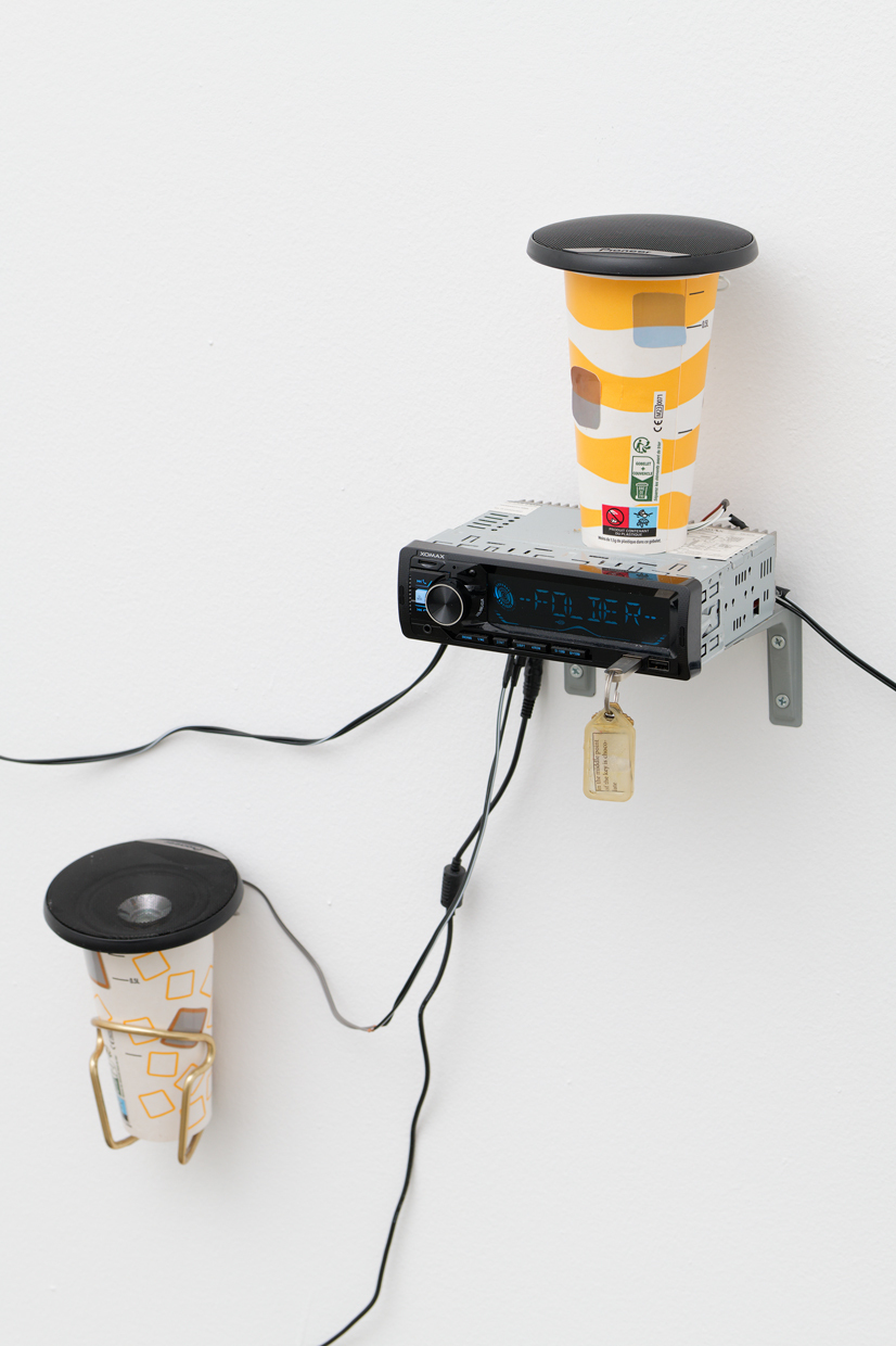 Marlijn Karsten, It's just insects, 2023. Speakers, car radio, cardboard cups. Courtesy of the artist.