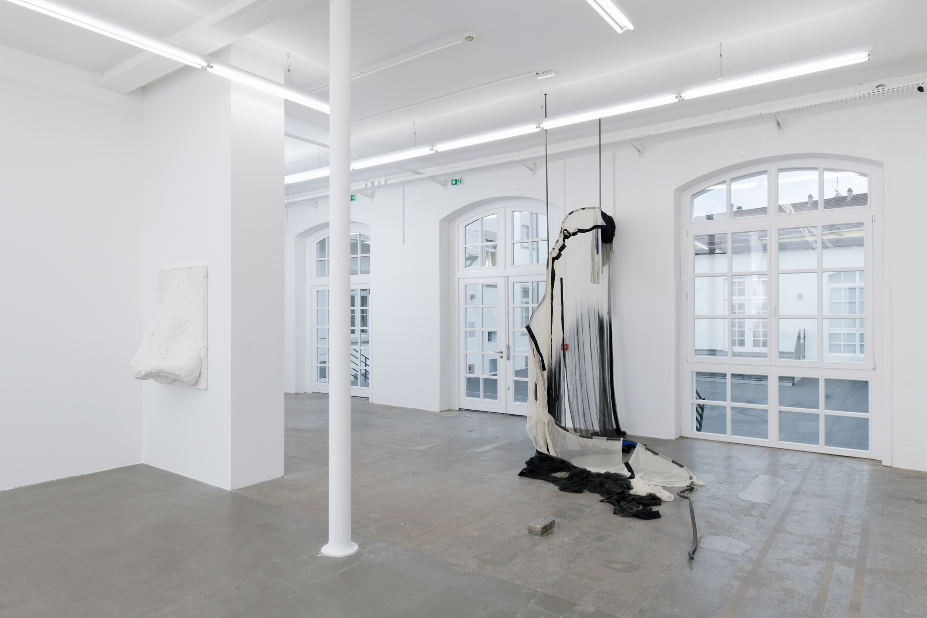 Benedikt Bock, VIER MENSCHLICHE PROBLEME (Zeit, Zahlen, Zweifel, Zement), 2022. Plaster on polyurethane foam board. Leolie Greet, whether to fall or bow (part 3), 2023. Steel, cotton, ink, satin, sewing thread. Courtesy of the artists.