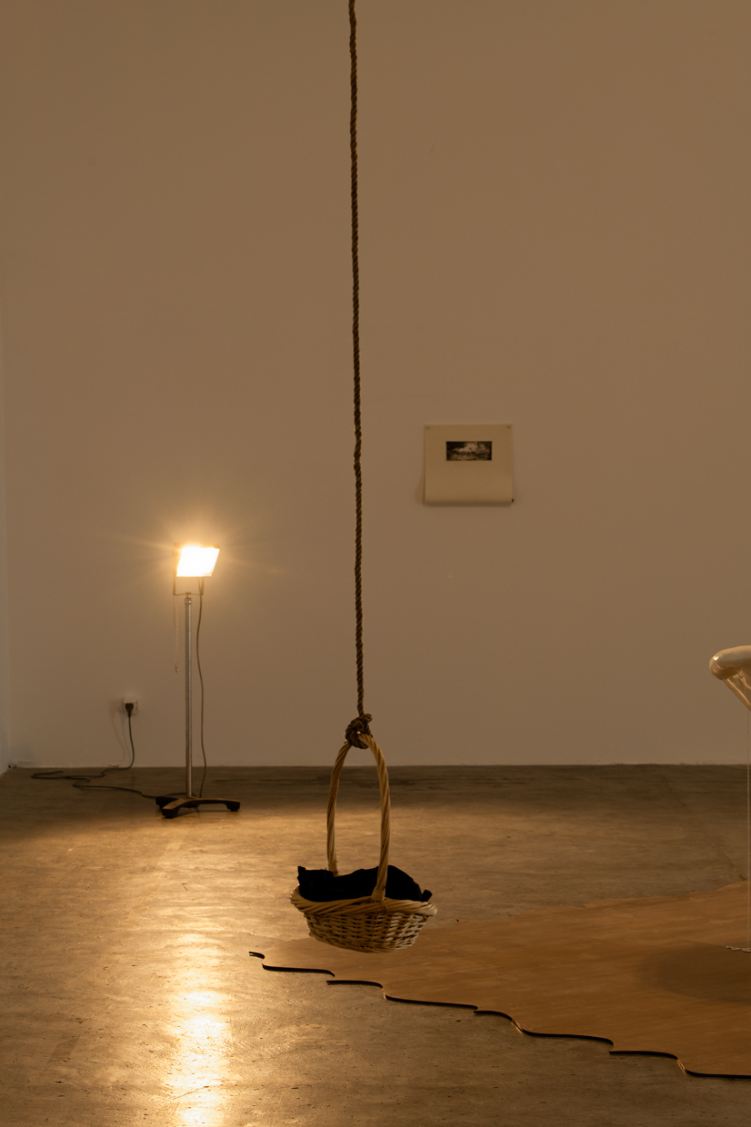 Noémie Vidonne, Miss u, 2024. Wicker baskets, fabrics, ropes, various objects. Courtesy of the artist.