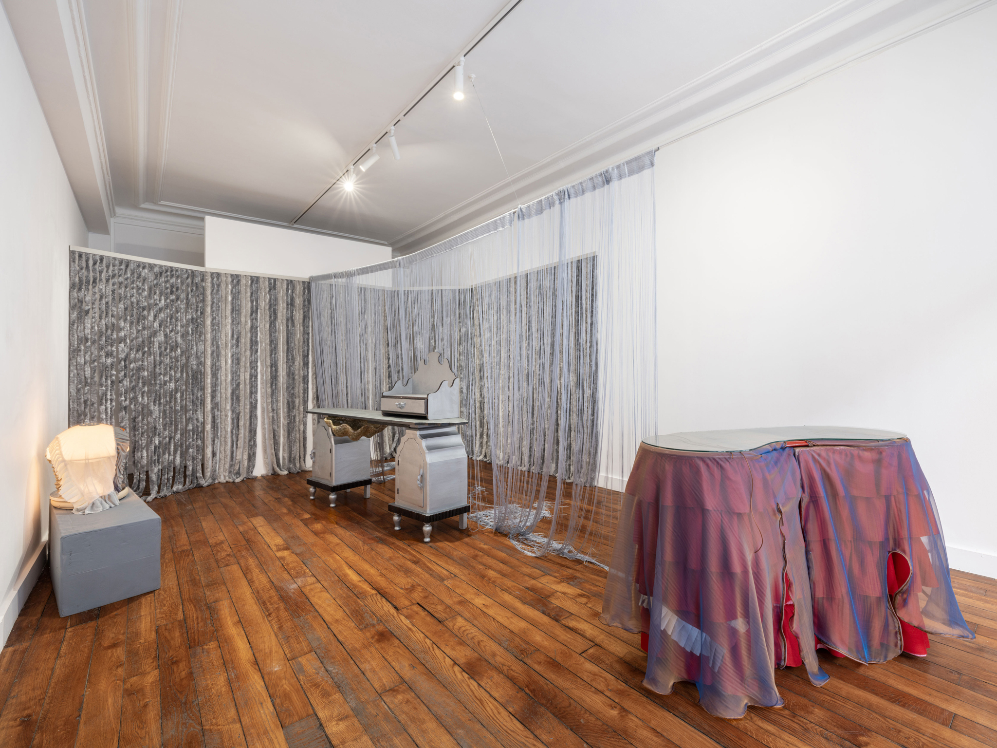 Jessi Reaves, Reflect as one, exhibition view, 2024, Crèvecœur, Paris. Courtesy of the artist and Crèvecœur, Paris. Photo: Martin Argyroglo