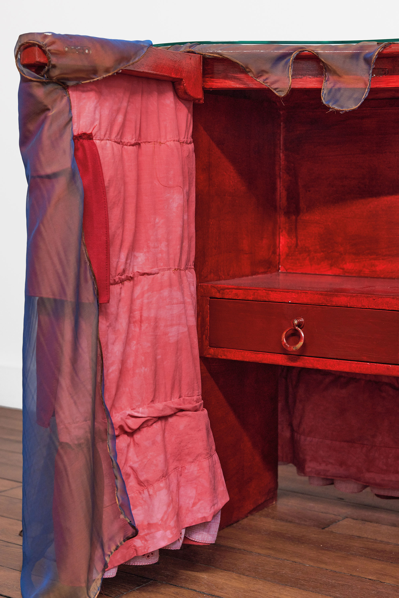 Jessi Reaves, Desk w/ skirt, 2024, Wood, fabric, paint, glass, hardware, 157 × 109 × 44 cm (detail).  Courtesy of the artist and Crèvecœur, Paris. Photo: Alex Kostromin