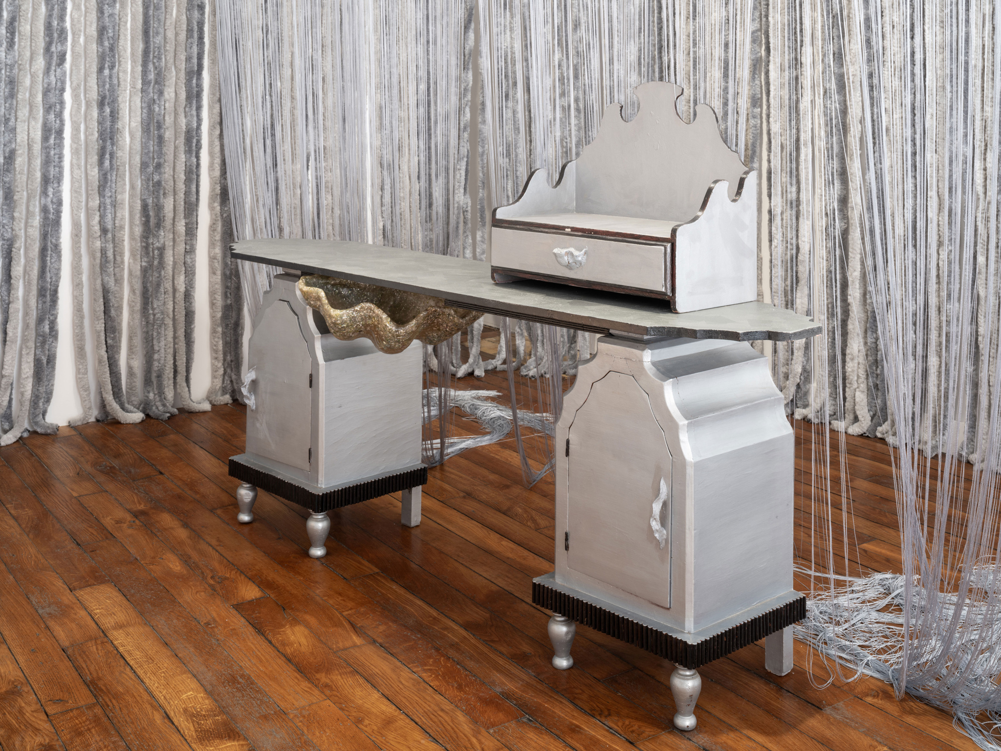 Jessi Reaves, Atmosphere desk, 2023, Wood, paint, resin, sawdust, wood-glue, particle board, hardware, junk, fabric, 122 × 185 × 44 cm. Courtesy of the artist and Crèvecœur, Paris. Photo: Martin Argyroglo.