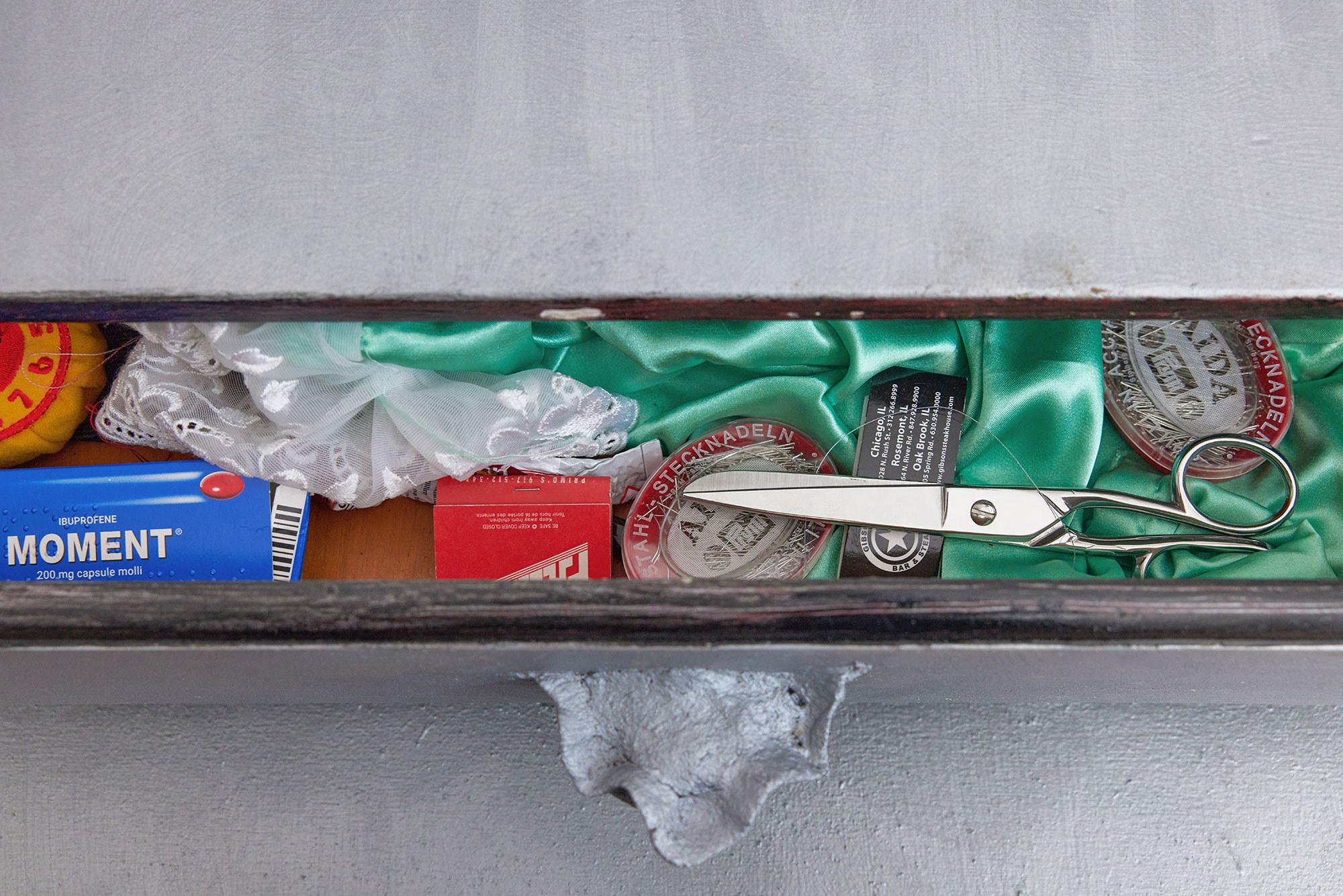 Jessi Reaves, Atmosphere desk, 2023, Wood, paint, resin, sawdust, wood-glue, particle board, hardware, junk, fabric, 122 × 185 × 44 cm (detail). Courtesy of the artist and Crèvecœur, Paris. Photo: Alex Kostromin