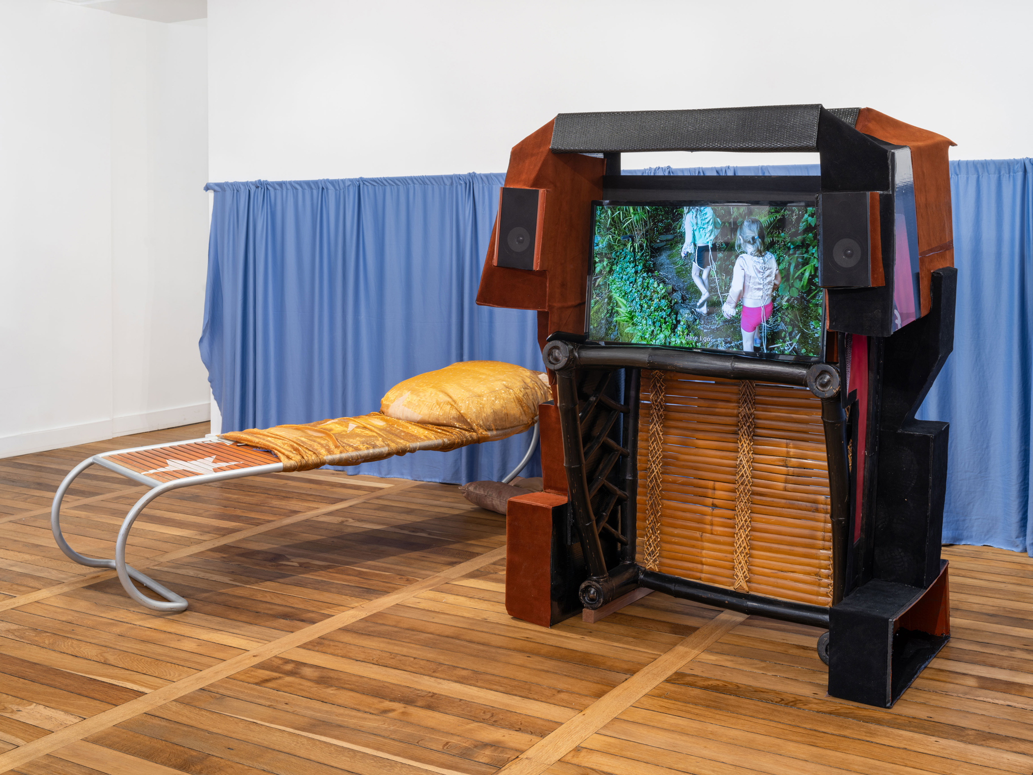 Jessi Reaves, Reflect as one, exhibition view, 2024, Crèvecœur, Paris. Courtesy of the artist and Crèvecœur, Paris. Photo: Martin Argyroglo