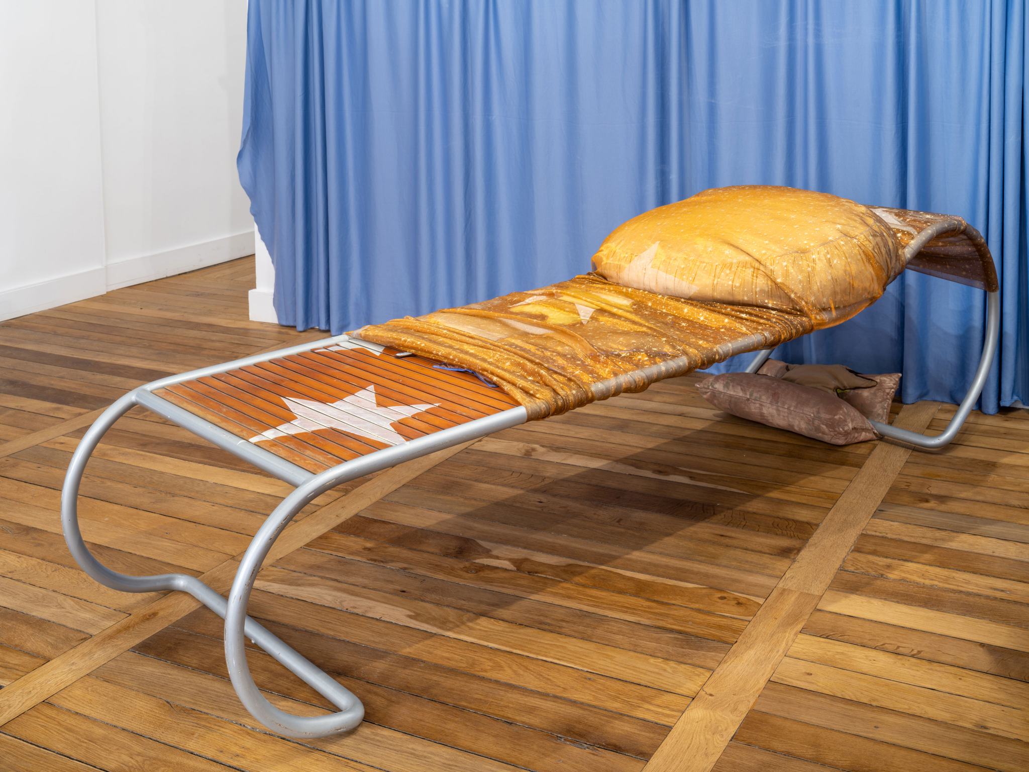 Jessi Reaves, Three layers, the same reward, 2023, wood, metal, fabric, batting, paint, 79 × 66 × 215 cm. Courtesy of the artist and Crèvecœur, Paris. Photo: Martin Argyroglo