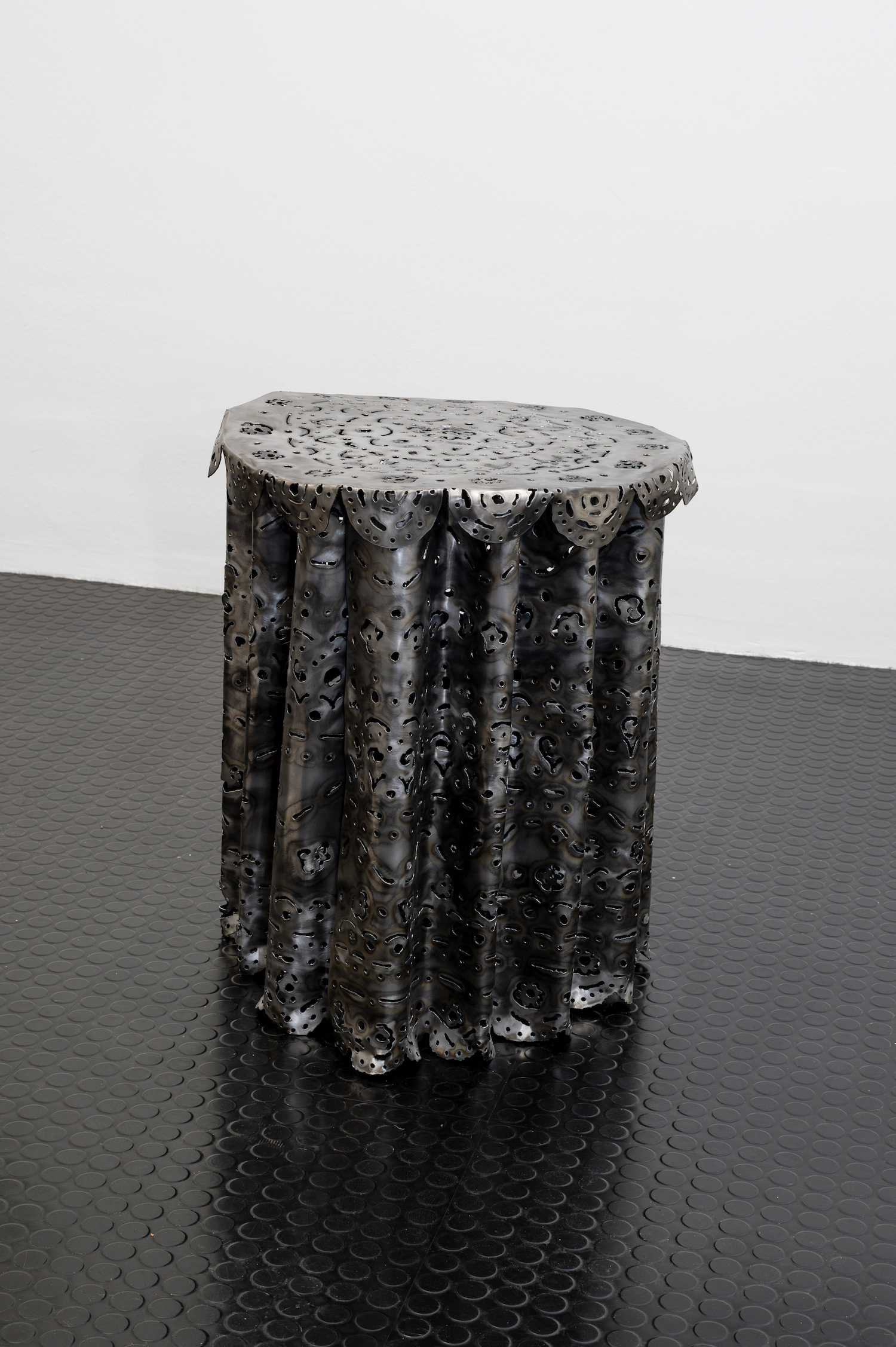 Antonia Nannt, „Yes, I married a decorator too...“, steel, 55x55x64 cm, 2024, image courtesy the artist and GROTTO, Berlin.