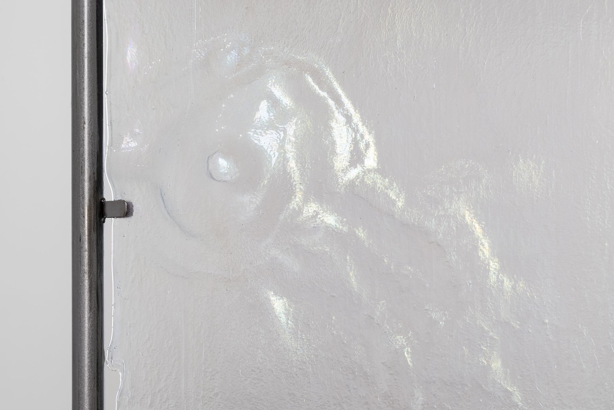 Glass detail; Installation view; Eros and Errors; Galeria Avenida da Índia; 2024.