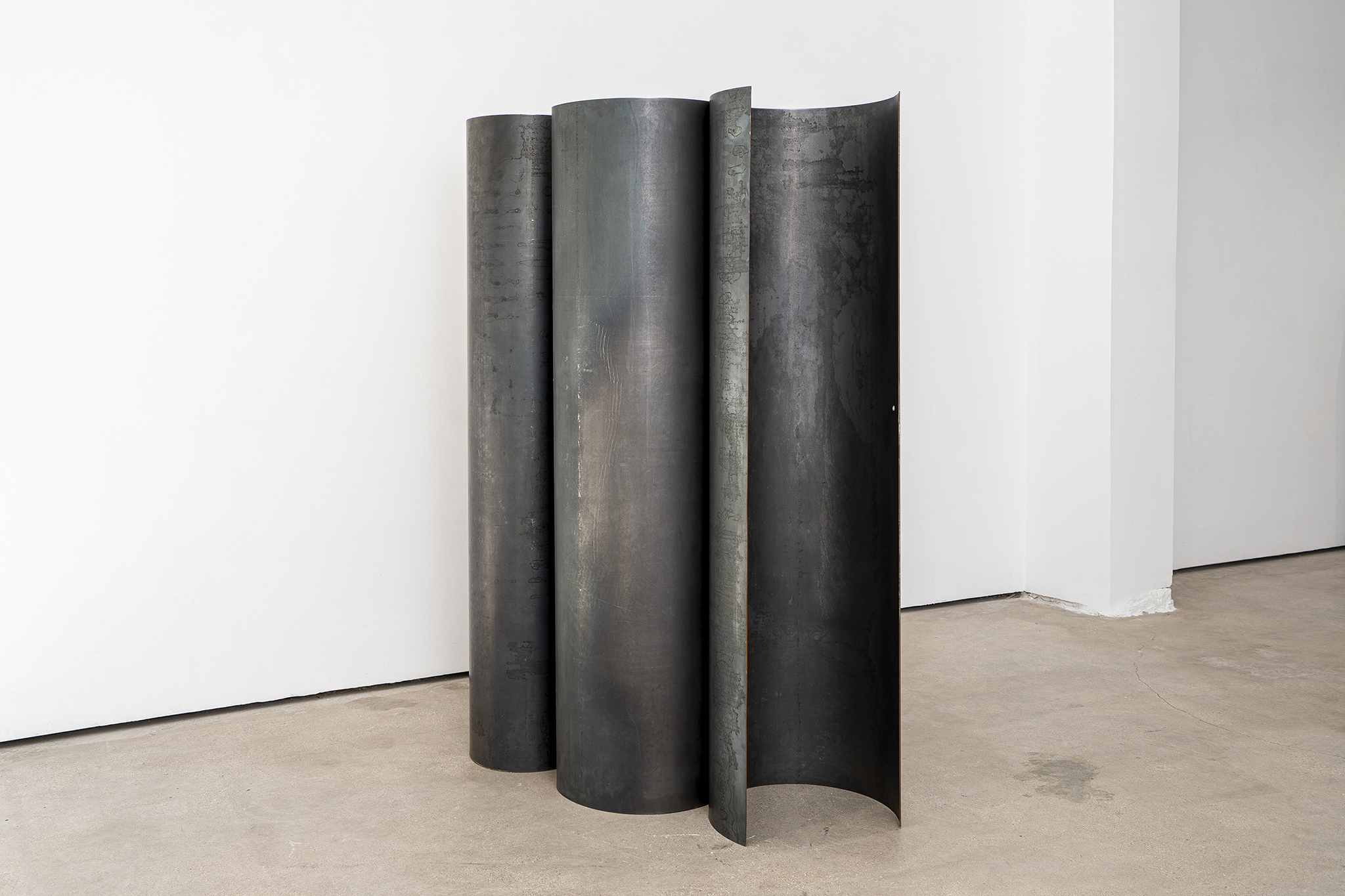Untitled (night eye), 2024. Carbon steel, threaded rod, shell and glass. 160 x 140 x 50 cm