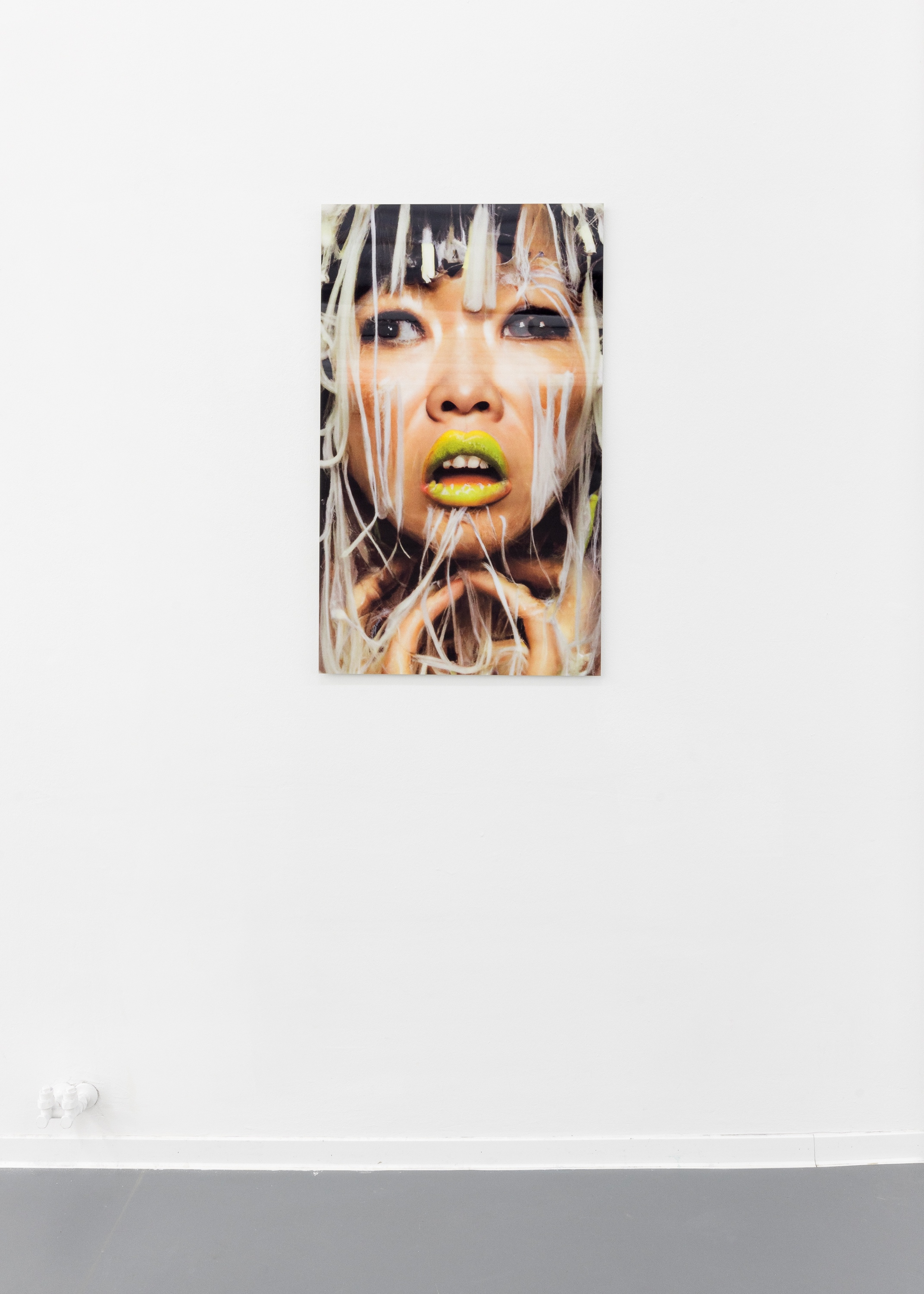 Passion Asasu, Hit me Baby One More Time!, 2024. Lenticular print on alu dibond, 100 x 60 cm © 2024 nova space of Bauhaus-Universität Weimar, courtesy of the artist, photo: Jannis Uffrecht