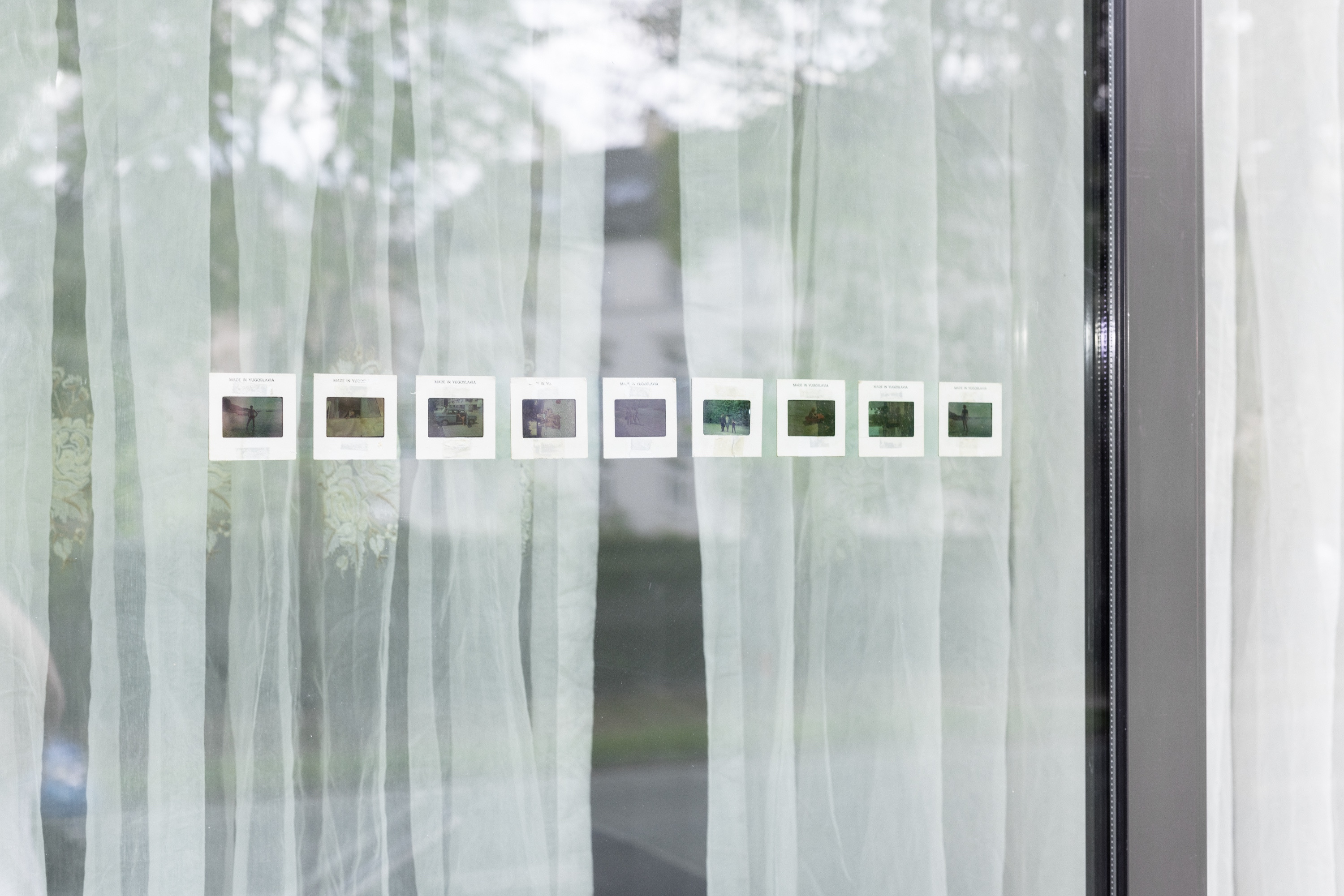 Stella Dragovic, Familienporträt, 2024. Curtains, slides, postcard, slides, dimensions variable © 2024 nova space of Bauhaus-Universität Weimar, courtesy of the artist, photo: Jannis Uffrecht