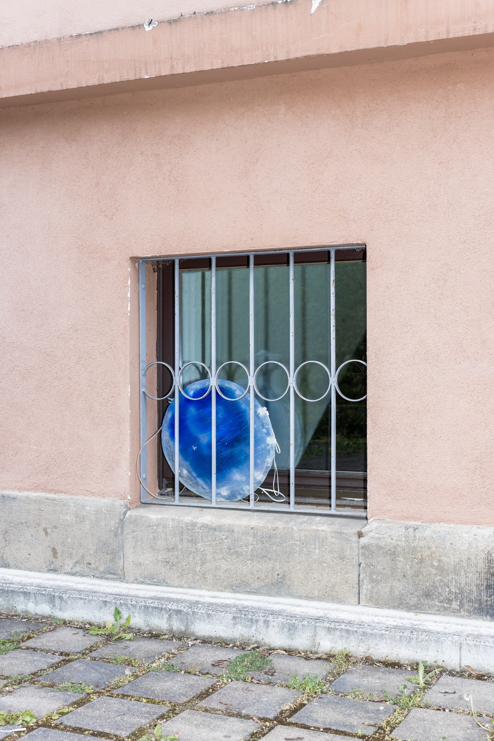 Fion Pellacini, Vejo a lua no céu, 2023. Soap, alcohol-based felt-tip pen, paper, wire, LED lights, dimensions variable. Collaboration with Pablo Schlumberger © 2024 nova space, courtesy of the artist, photo: Jannis Uffrecht