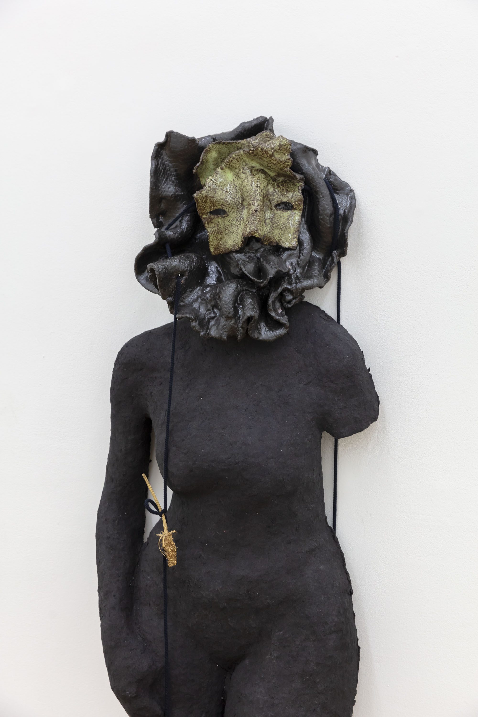 Anousha Payne, Old Snake, 2024, glazed ceramic stoneware, string, bronze, head approx. 40 x 40 x 20 cm
