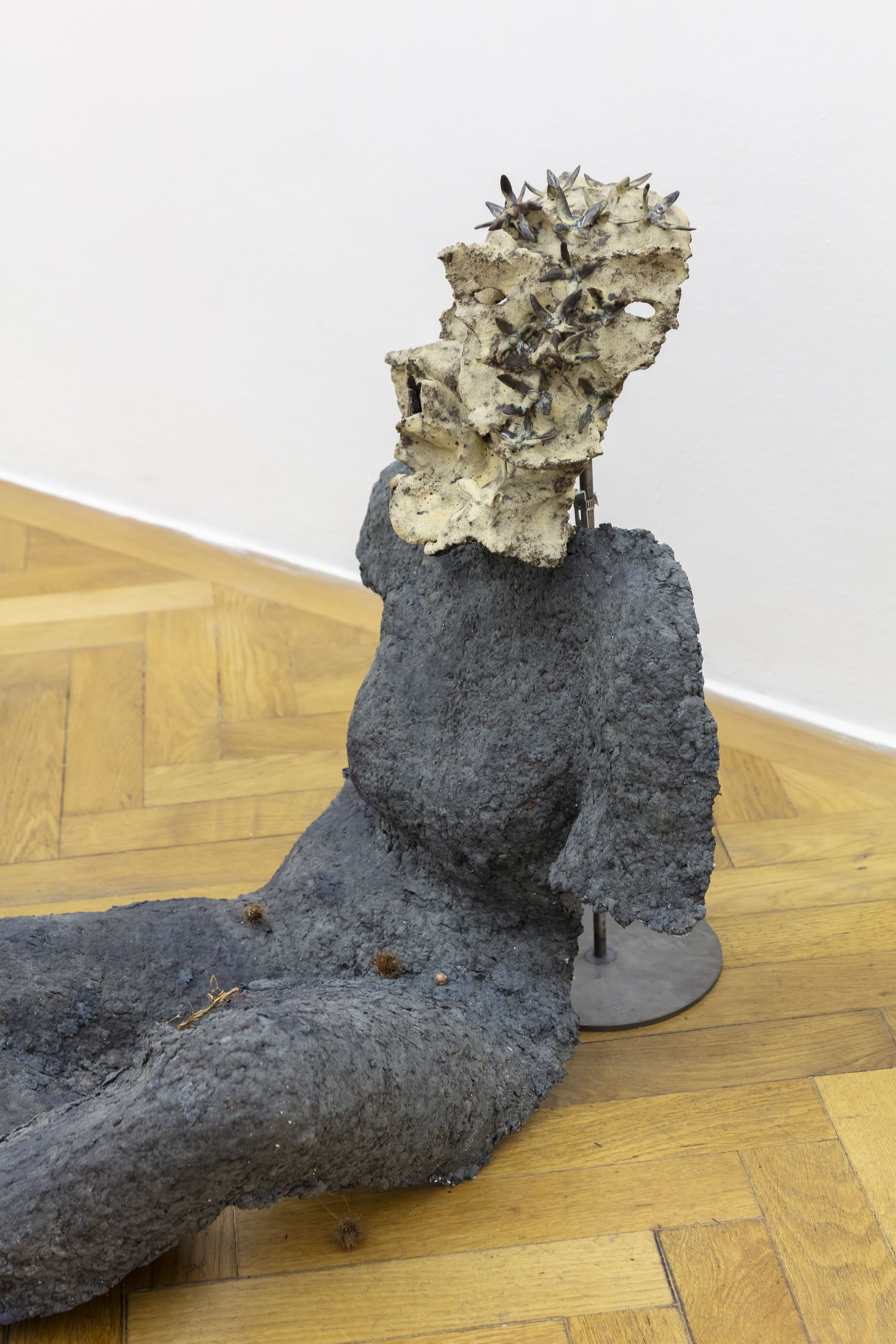 Anousha Payne, Old Tree, 2024, glazed ceramic stoneware, head approx. 35 x 25 x 25 cm