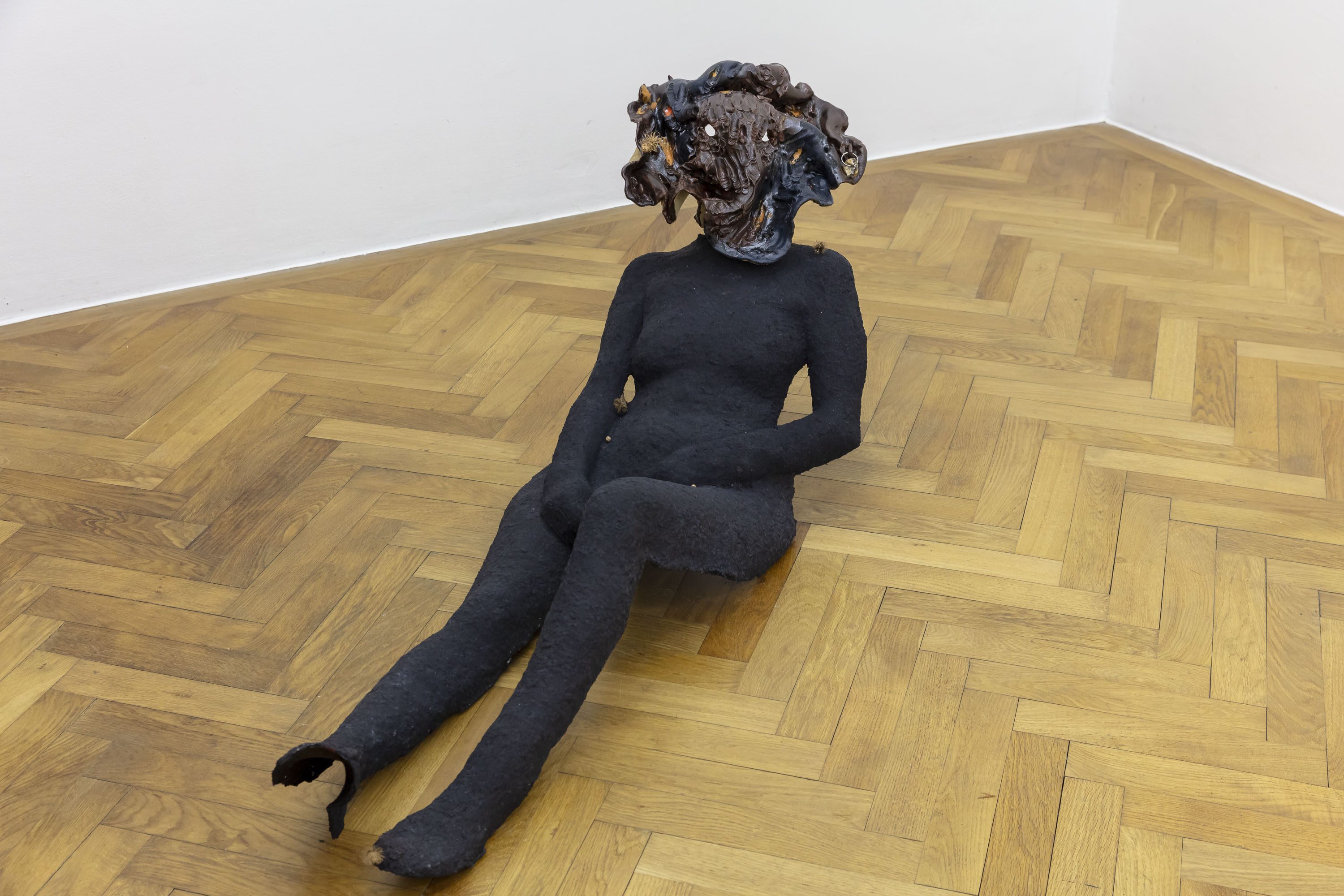 Anousha Payne, Old Elephant, 2024, glazed ceramic stoneware, metal hardware, bronze, stone, head approx. 45 x 45 x 15 cm