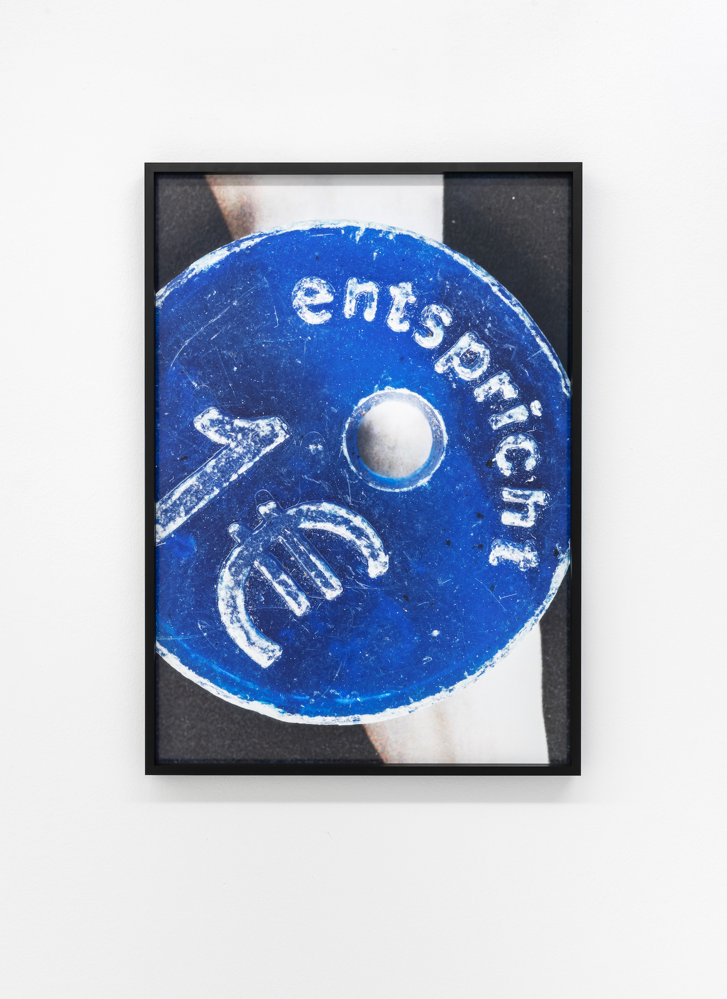 Laura Schawelka, Chip and Knee, 2024, Archival Inkjet Print, 59, 4 x 42 cm, Ed. 1/3