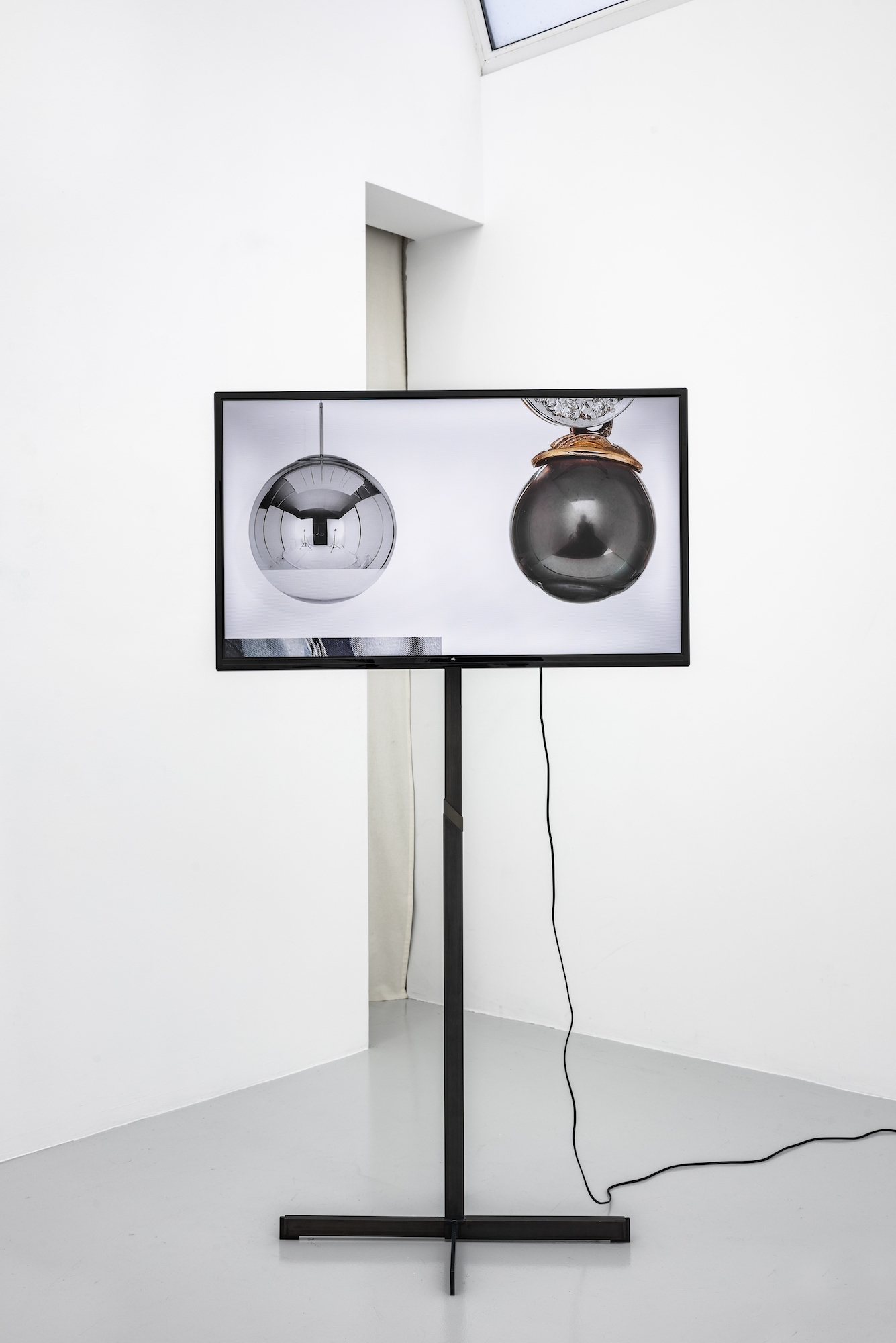 Laura Schawelka, Mirror Ball Archive (60min), 2024, HD-Video, 2:28min, Loop
