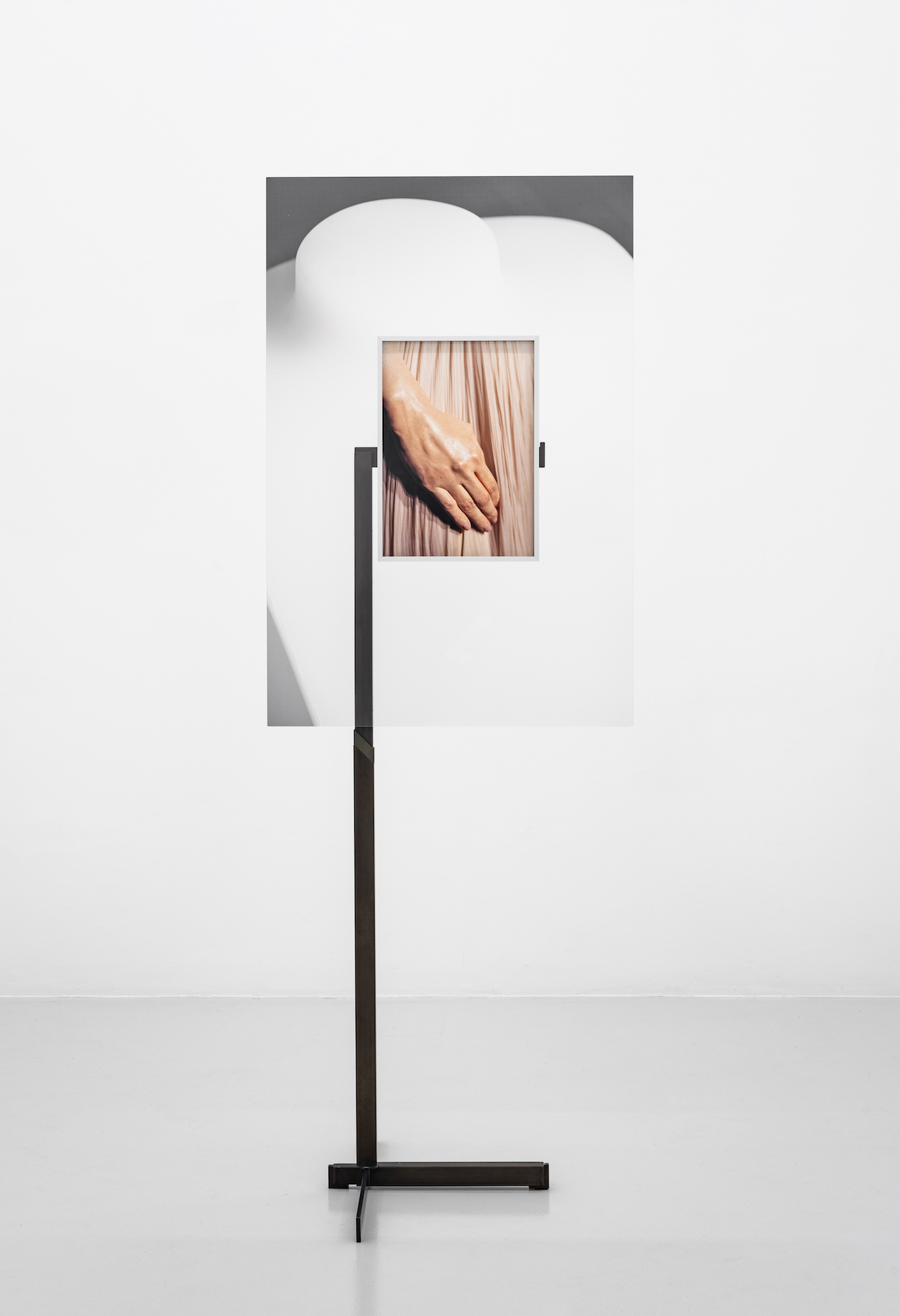 Laura Schawelka, Stand (Laetitia Casta Wax Hand Musée Grévin / Bust), 2024, Coat stand, plexiglas, metal, Archival Inkjet Print, framed, 197 x 71 x 50 cm, Unique
