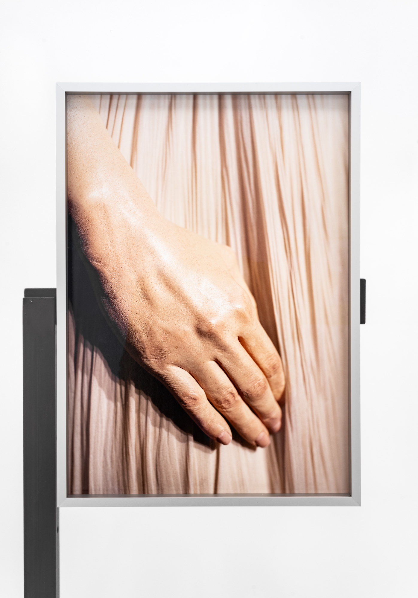 Laura Schawelka, Stand (Laetitia Casta Wax Hand Musée Grévin / Bust), 2024, Coat stand, plexiglas, metal, Archival Inkjet Print, framed, 197 x 71 x 50 cm, Unique, Detail