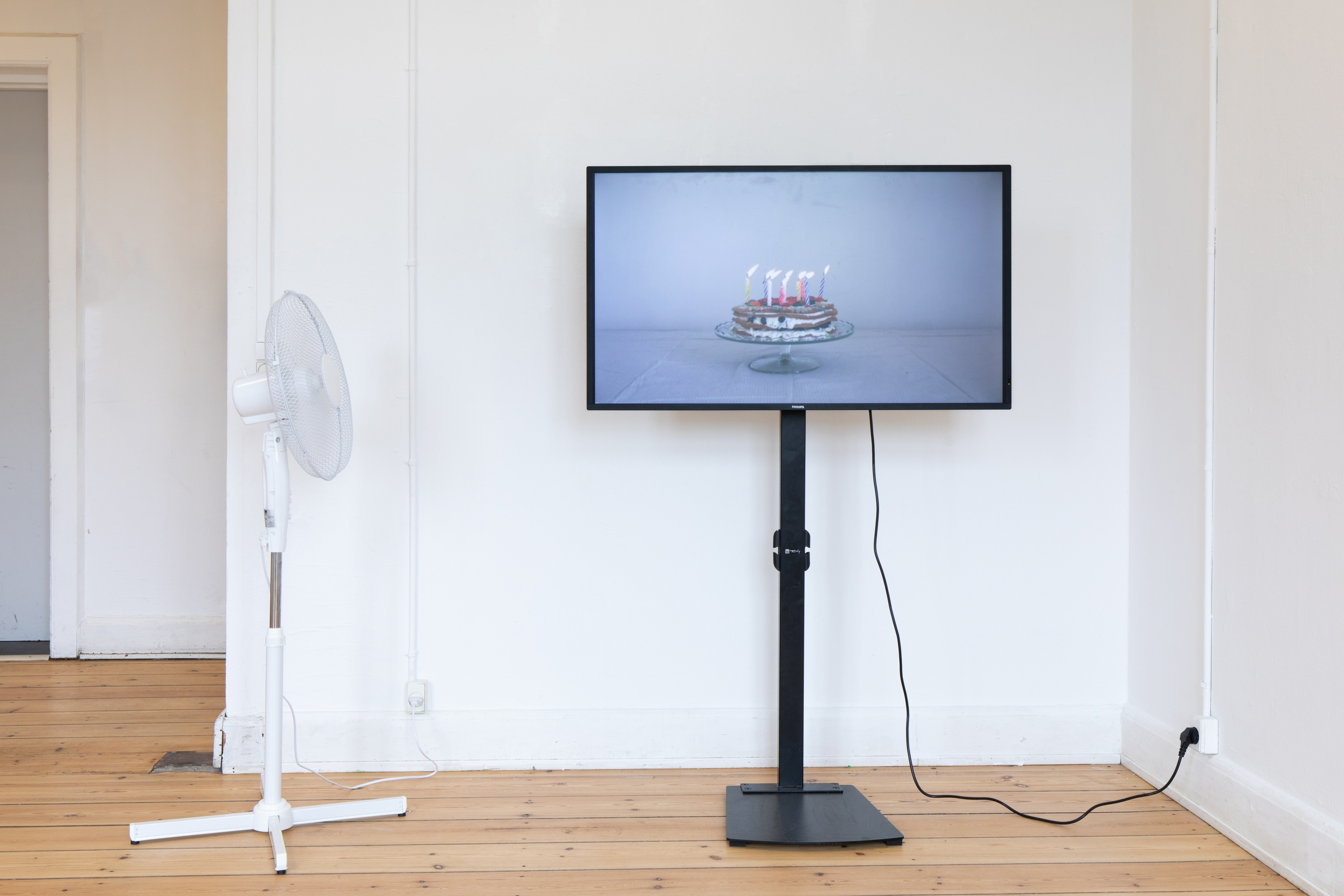 Rasmus Niclas Rose Nielsen, Simon Fensholm, âNot ready for a commited relationshipâ, 2024, video installation, television, video and ventilator, photo: Mads Holm