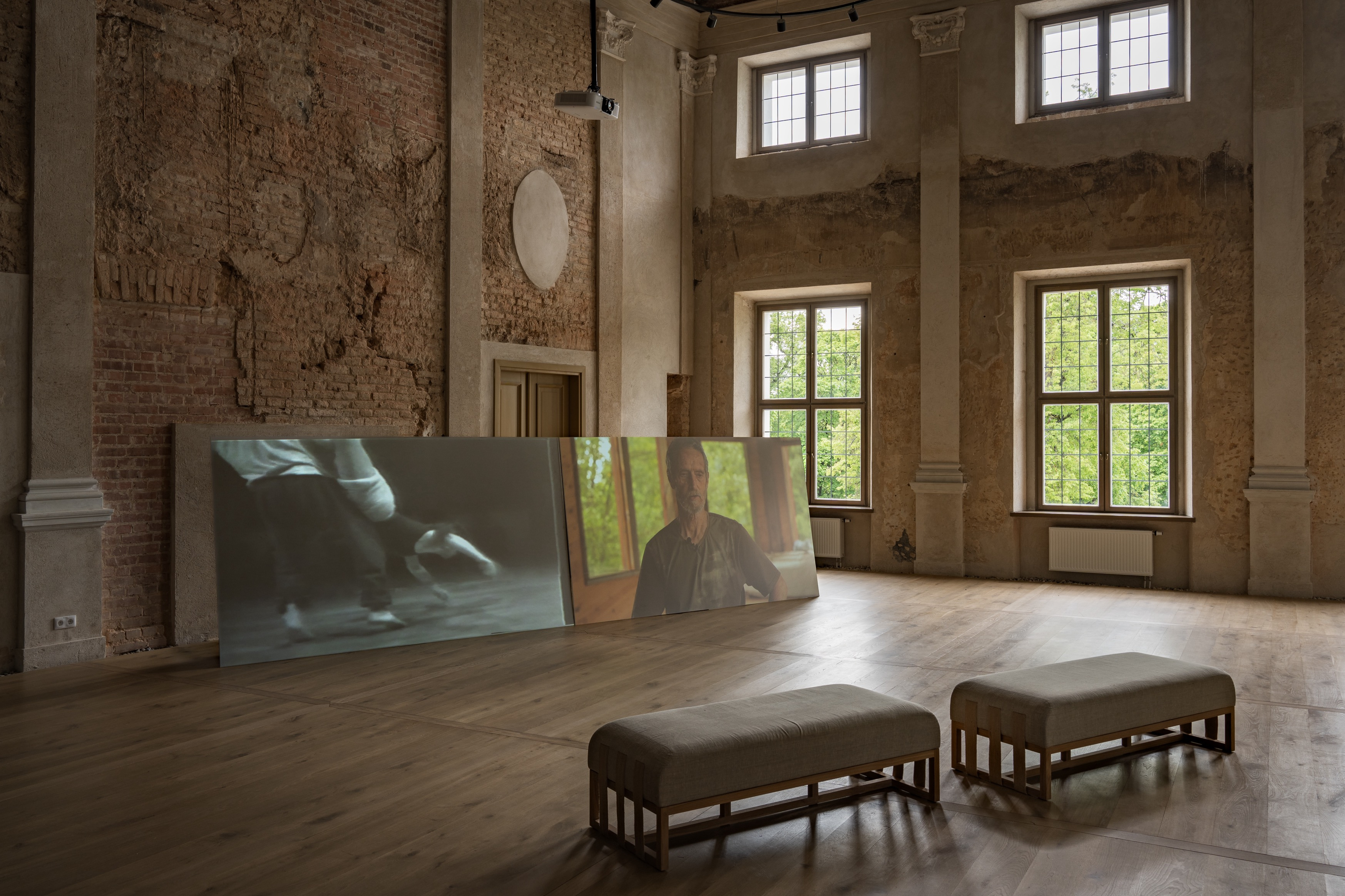  Bojana Cvejić and Lennart Laberenz. ...in a non-wimpy way / steve paxton, 2019. Two screen video installation, sound, duration – 18’ and 4’43”. Photographer: Andrej Vasilenko