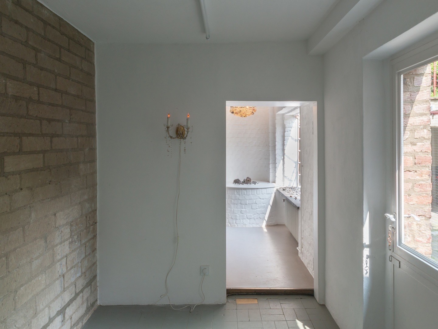 Installation View, Special Island, Natalie Price Hafslund, mauer, 2024 Foto: Nikolai Meierjohann