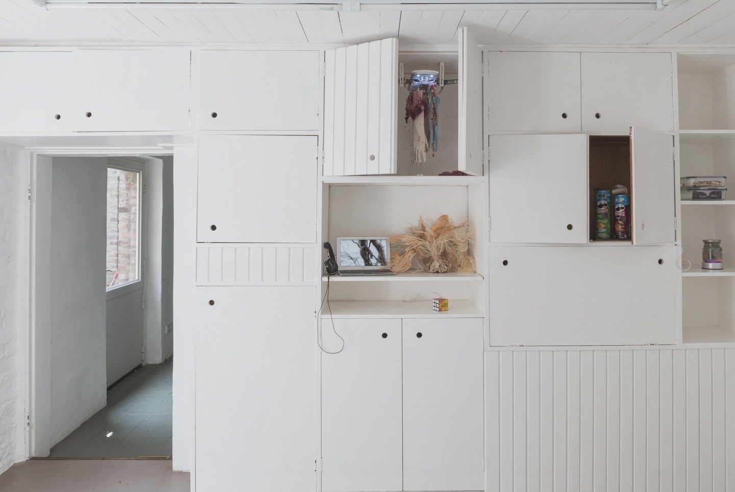 Installation View, Special Island, Natalie Price Hafslund, mauer, 2024 Foto: Nikolai Meierjohann