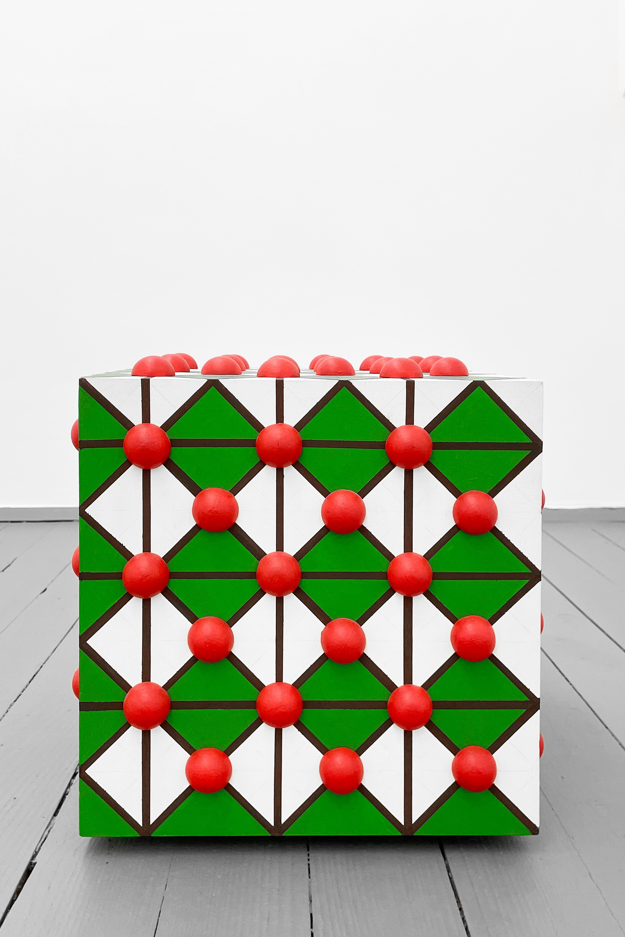 Elke Denda, NoppenwĂŒrfel, 1987, acrylics on wood, 32.5 x 32.5 x 32.5 cm