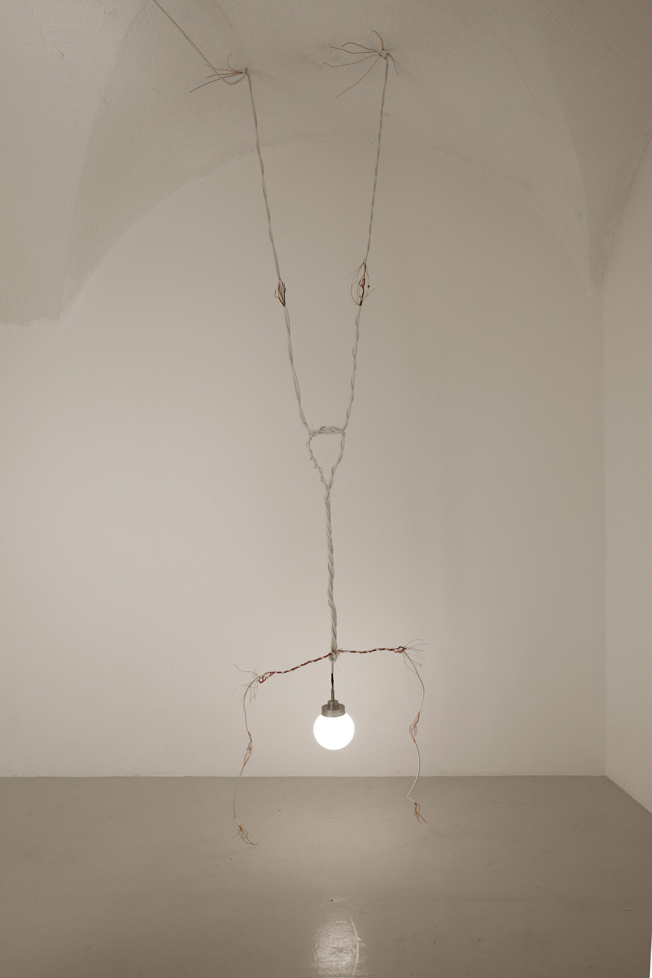 ClĂ©ment Faydit & Rozenn Voyer, LâĂpanoui, glass, cables, beads, 2024. Photo : Bruno Silva.