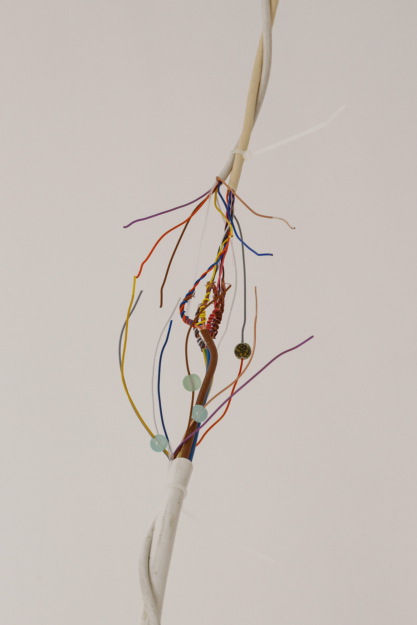ClĂ©ment Faydit & Rozenn Voyer, LâĂpanoui (detail), glass, cables, beads, 2024. Photo : Bruno Silva.
