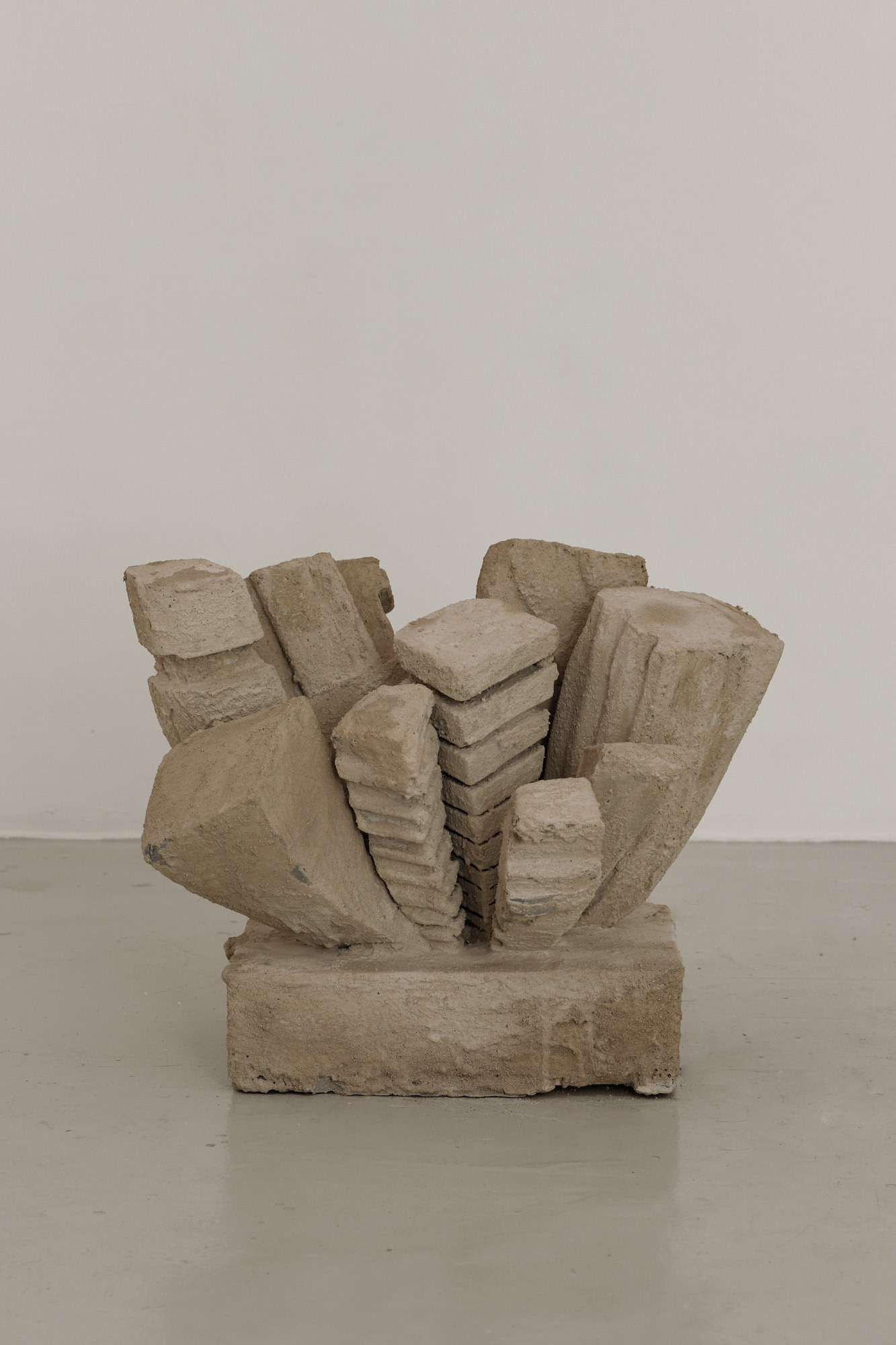 Clément Faydit & Rozenn Voyer, LÚche-vitrine (la Cité), cement, 2024. Photo: Bruno Silva.