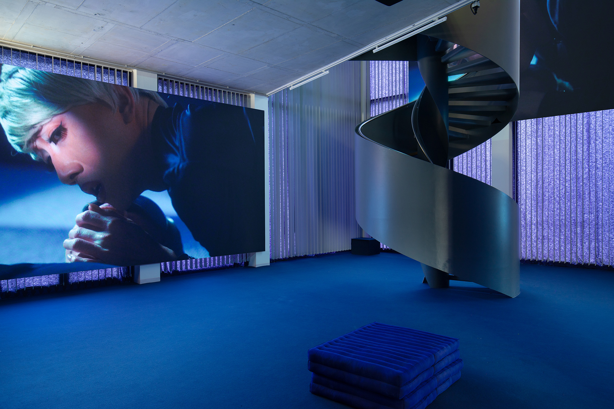 Brice Dellsperger, Body Double 39 (2024), 3 channel video installation, 12â44ââ, loop, color, sound, exhibition view Dortmunder Kunstverein 2024. Courtesy: the artist, Air de Paris, VG Bild-Kunst. Photo: Jens Franke