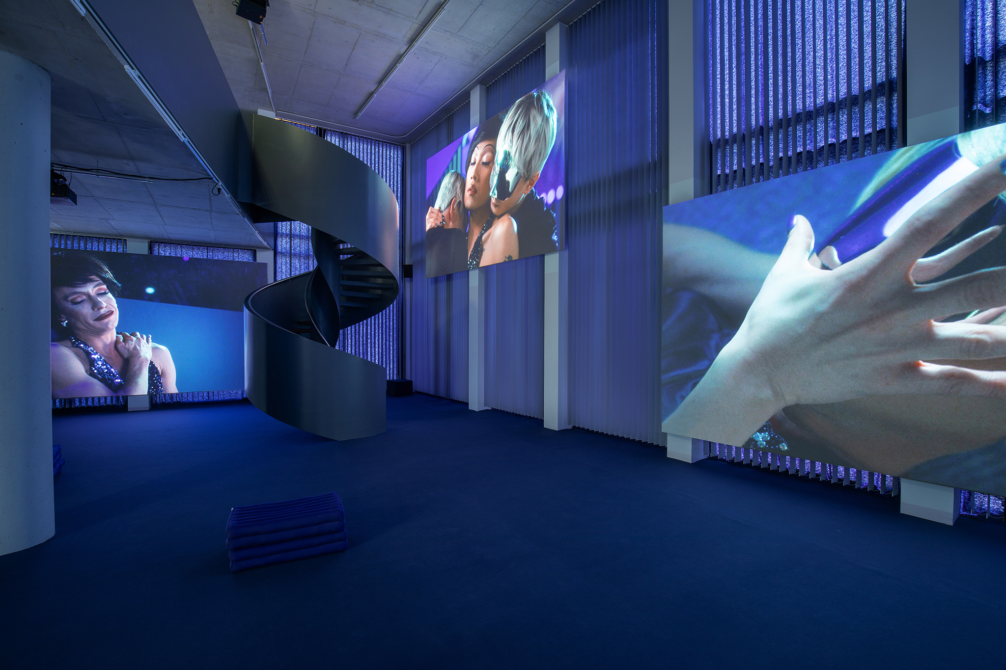 Brice Dellsperger, Body Double 39 (2024), 3 channel video installation, 12â44ââ, loop, color, sound, exhibition view Dortmunder Kunstverein 2024. Courtesy: the artist, Air de Paris, VG Bild-Kunst. Photo: Jens Franke