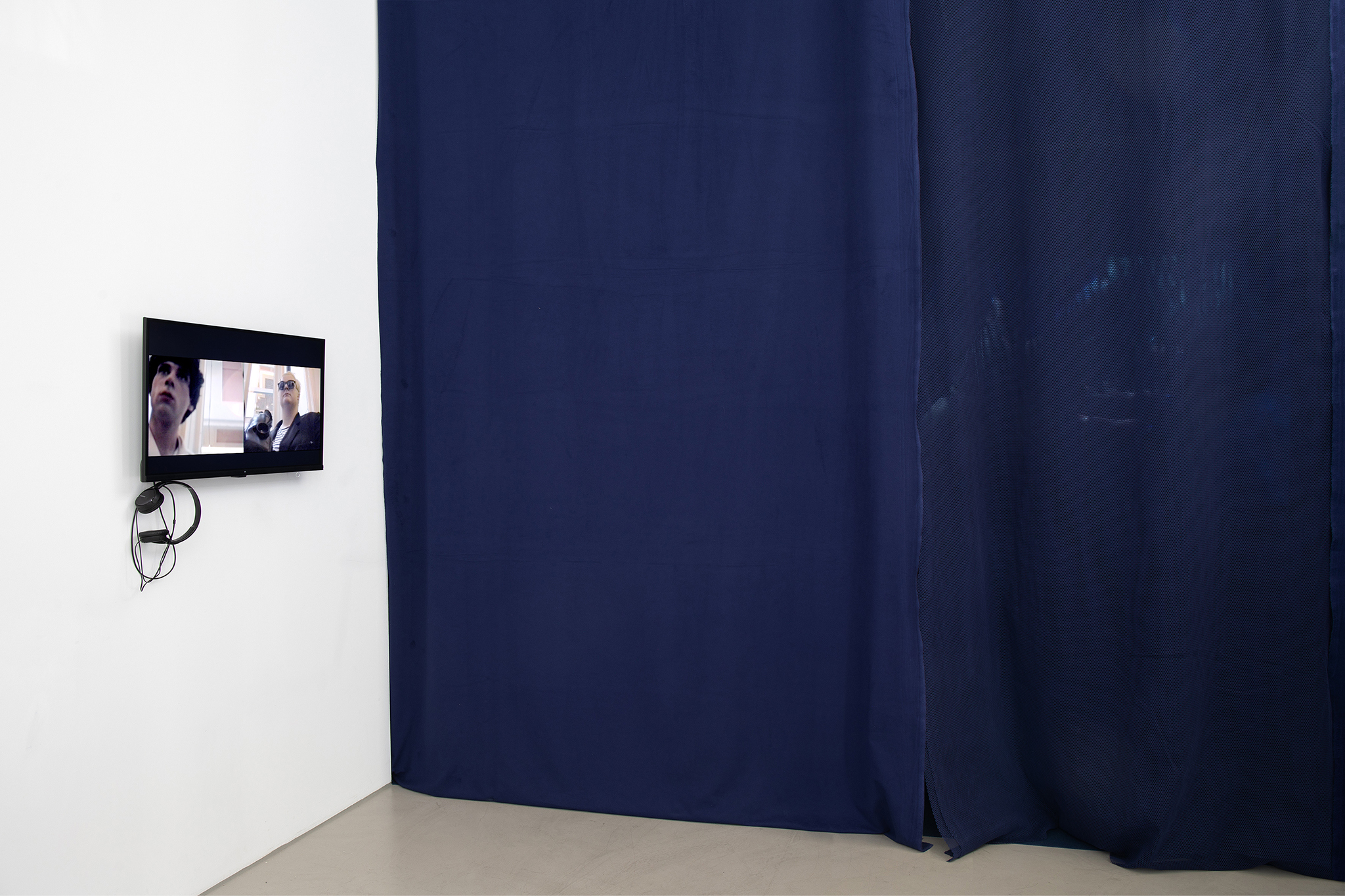 Brice Dellsperger, Eye Bags (1995), 2 channel video, 4â42ââ, loop, color, sound, exhibition view Dortmunder Kunstverein 2024. Courtesy: the artist, Air de Paris, VG Bild-Kunst. Photo: Jens Franke