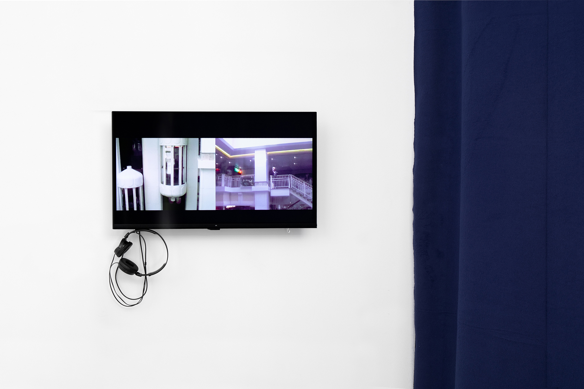 Brice Dellsperger, Eye Bags (1995), 2 channel video, 4â42ââ, loop, color, sound, exhibition view Dortmunder Kunstverein 2024. Courtesy: the artist, Air de Paris, VG Bild-Kunst. Photo: Jens Franke