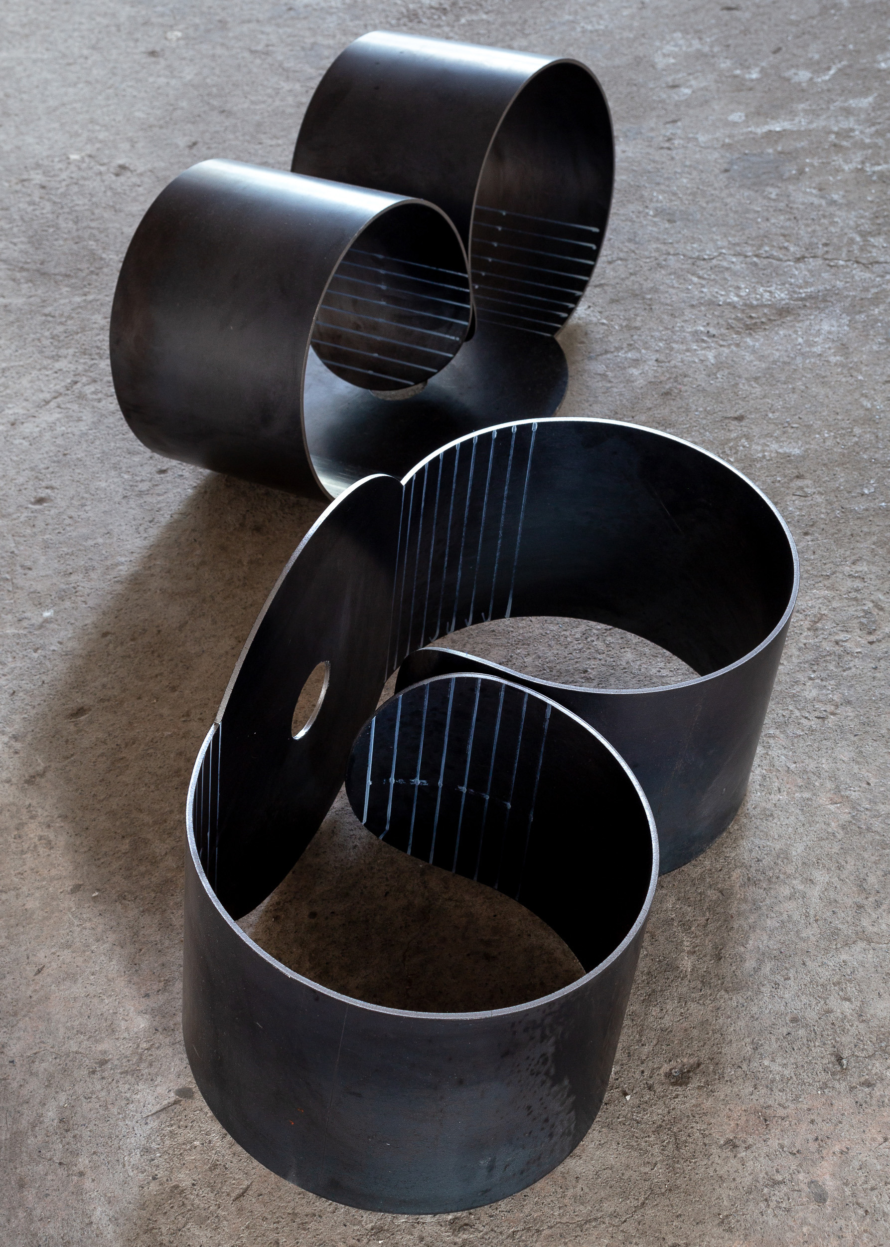 "Pendant" by Agustina Jarpa. A36 steel, 55 x 25 x 30 cm each, 2024